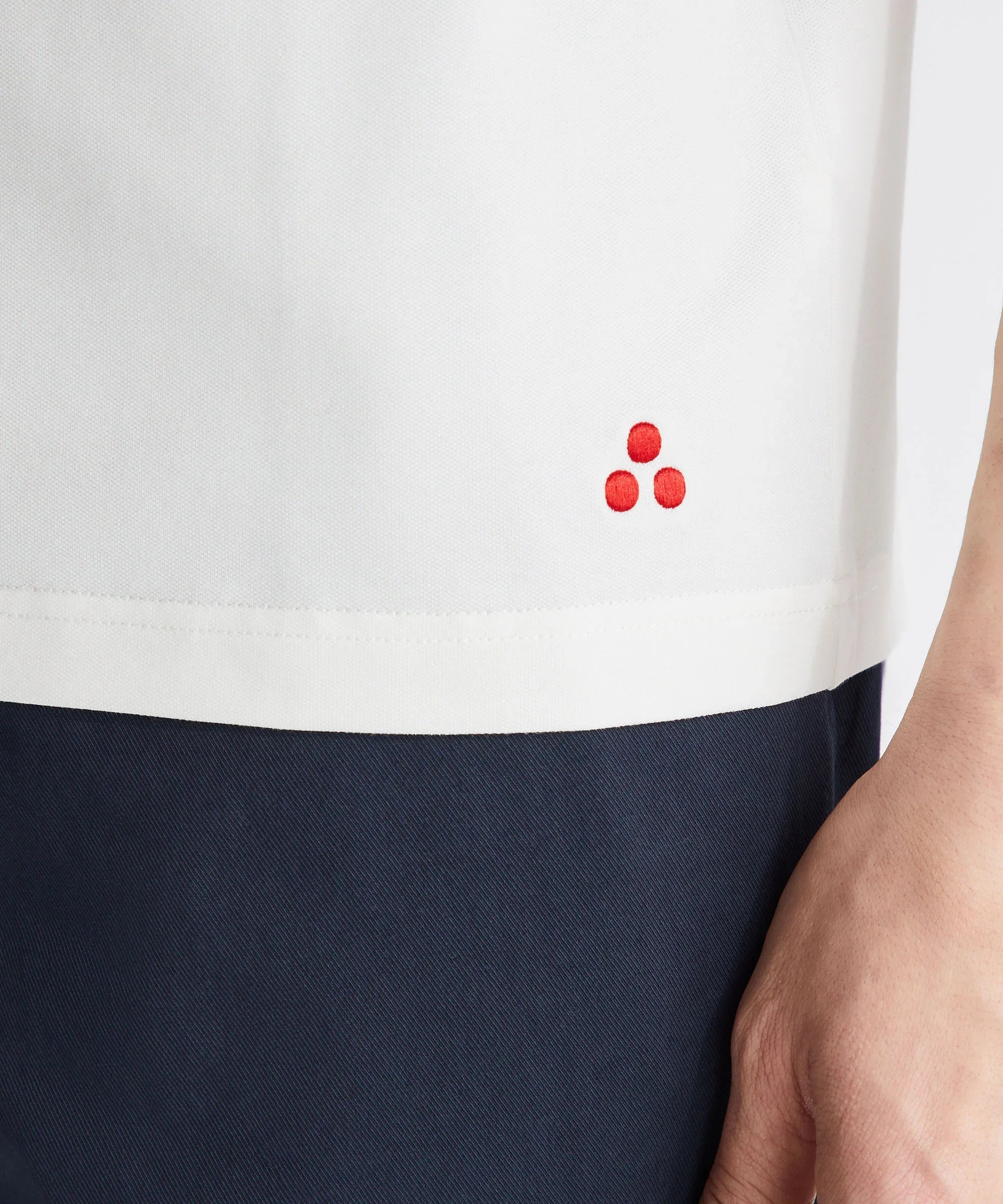 dettaglio maglietta uomo bianca con simbolo rosso, abbigliamento moderno elegante