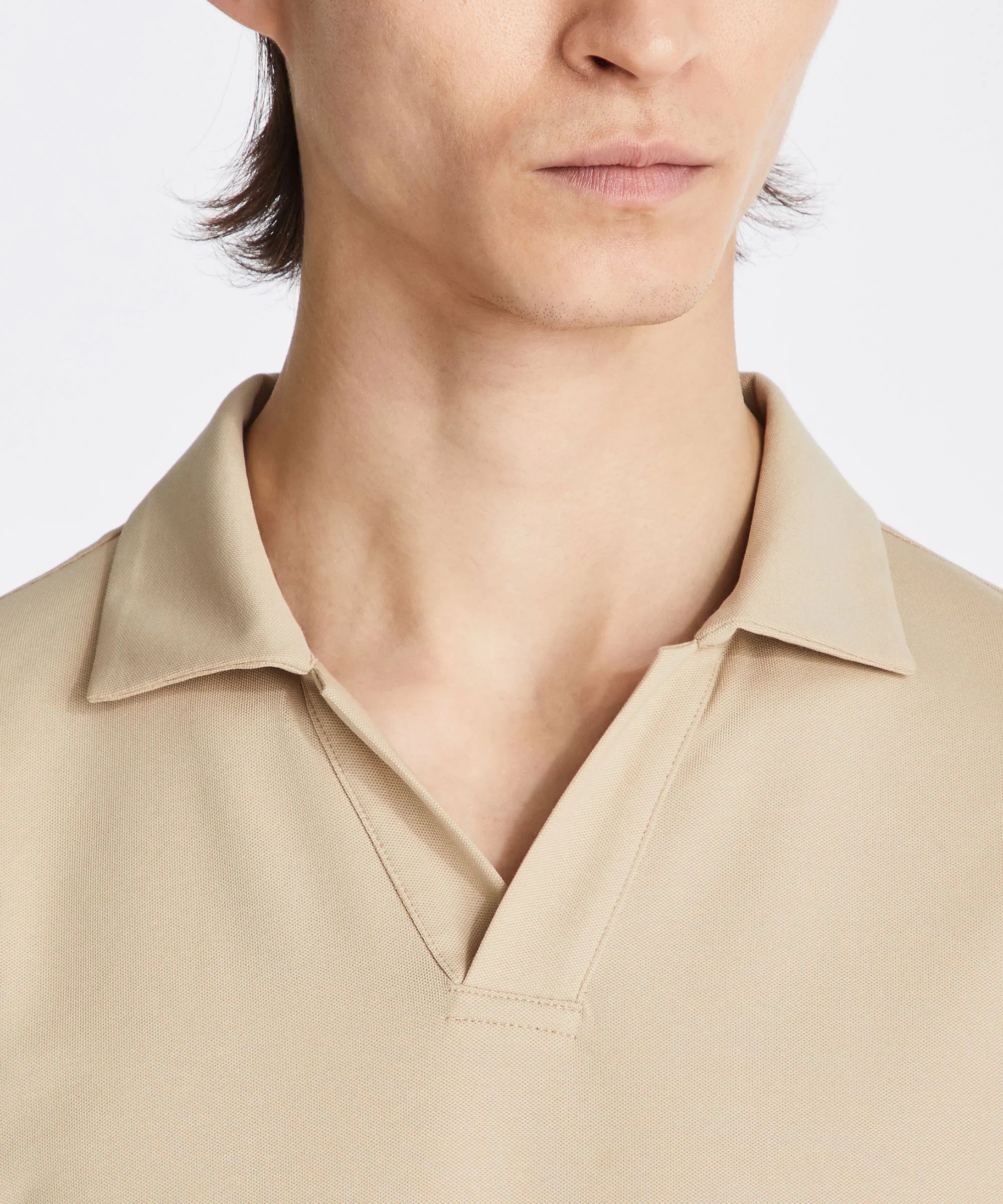 Polo uomo beige con colletto classico e scollo a V, abbigliamento elegante casual