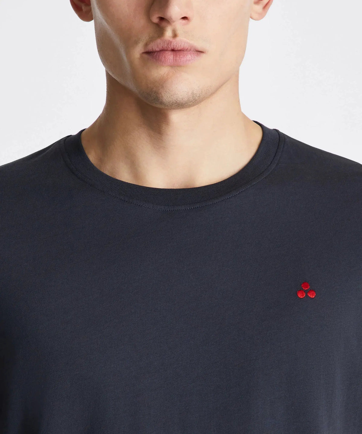 Maglietta uomo blu scuro girocollo con piccolo logo rosso ricamato sul petto