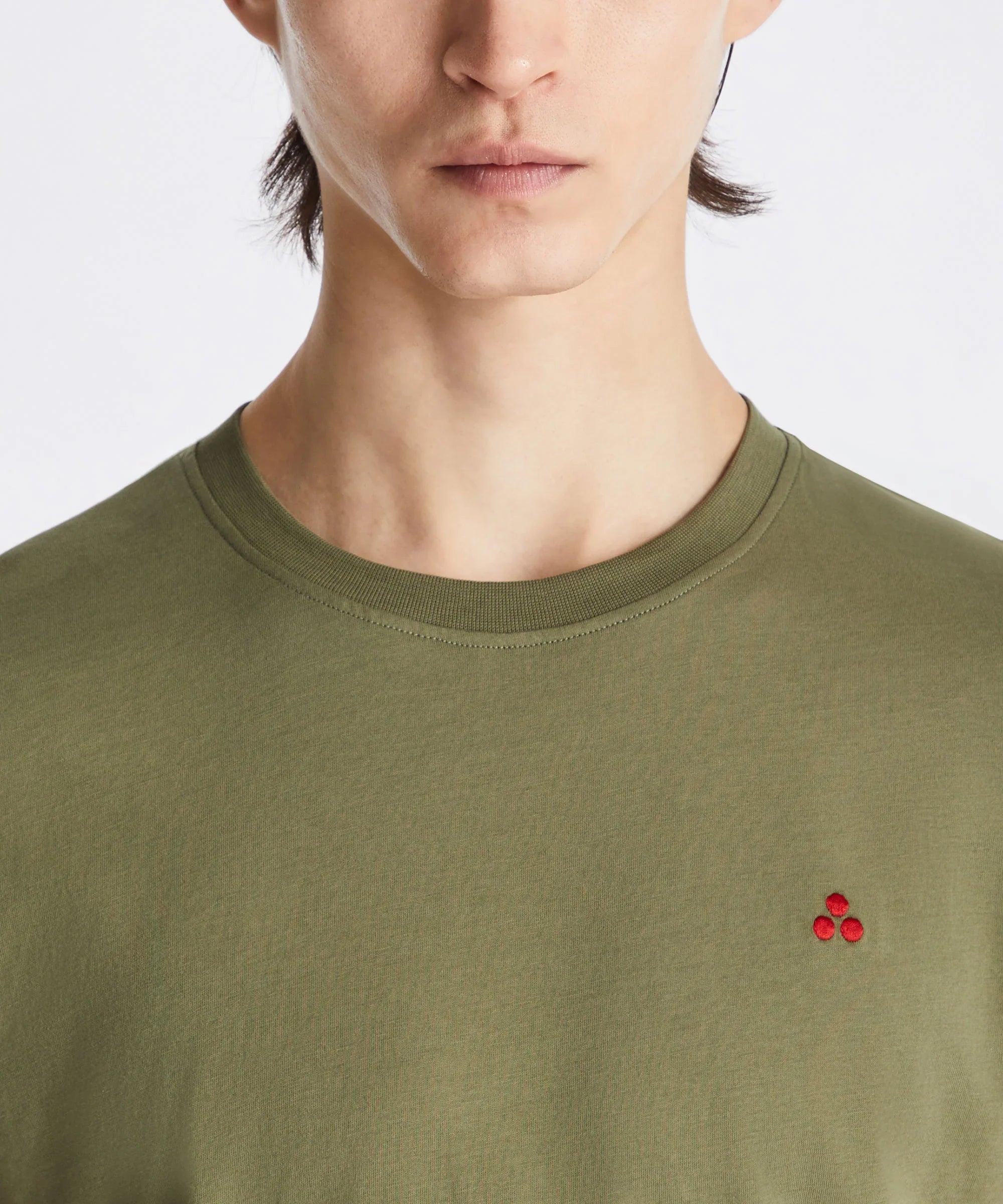 Maglietta verde uomo girocollo con piccolo logo rosso ricamato sul petto