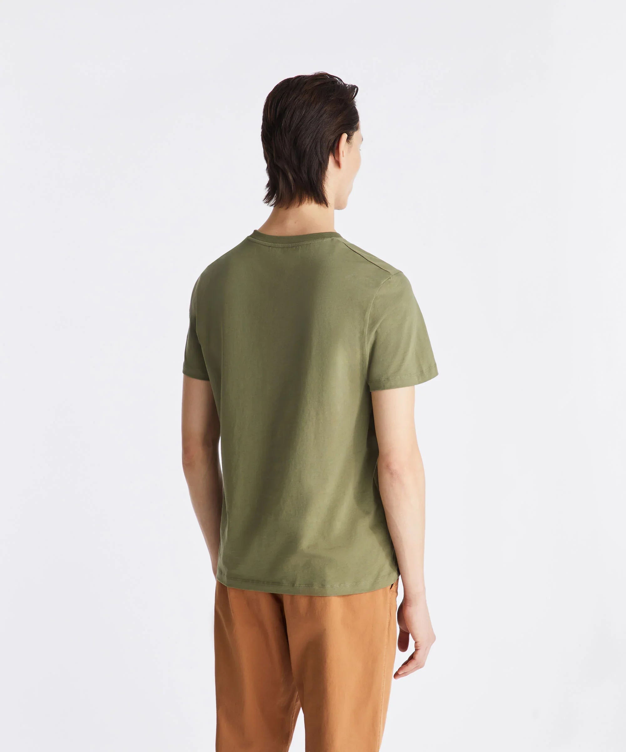 Maglietta verde oliva uomo a maniche corte vista posteriore, pantaloni marroni