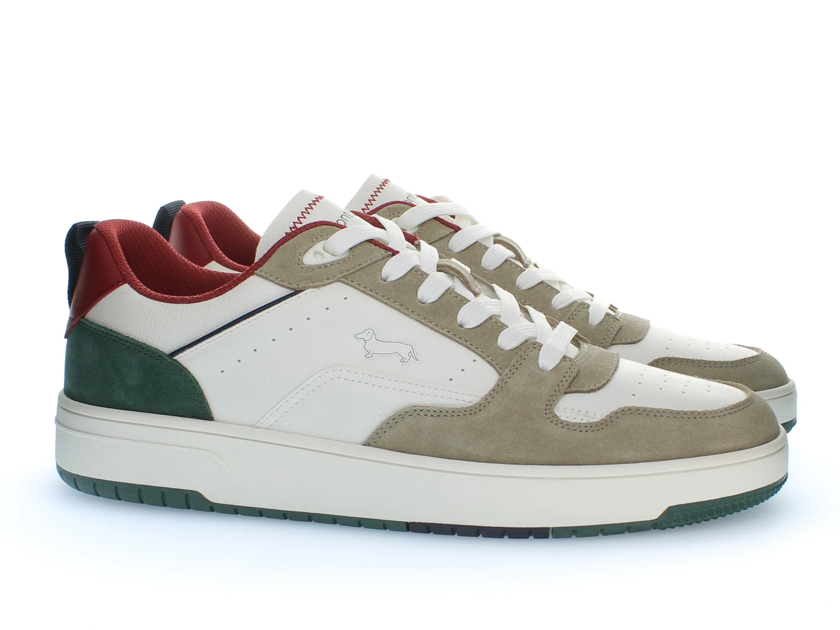Sneakers uomo bianche con dettagli beige, verde e rosso, logo cane laterale, stile casual
