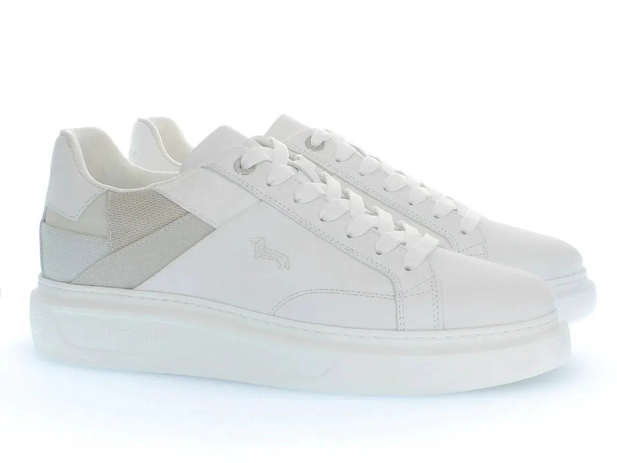 Sneakers uomo bianche in pelle con dettagli tessuto e logo cane, suola piatta