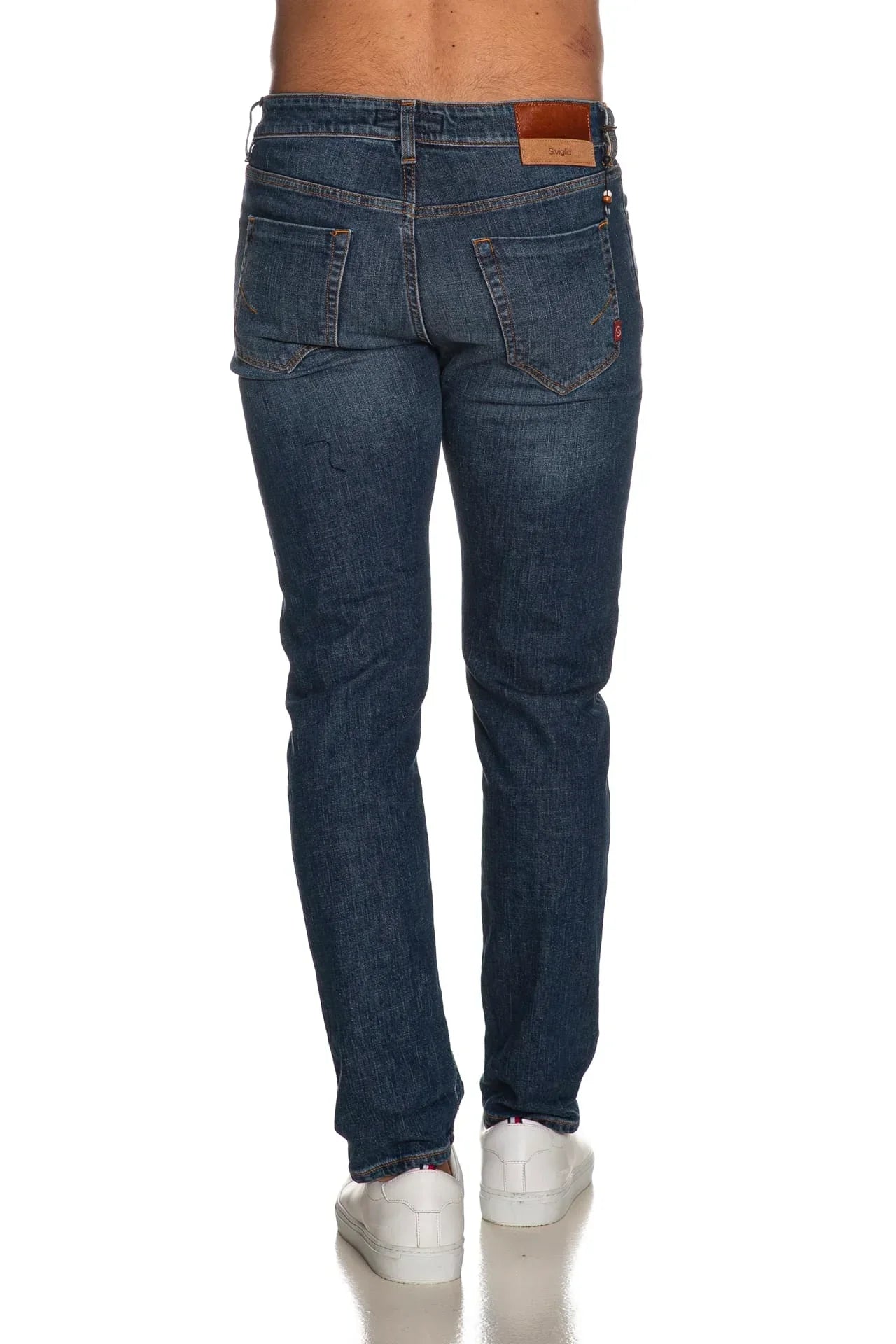 Jeans uomo denim blu a cinque tasche, vista posteriore, su sfondo bianco