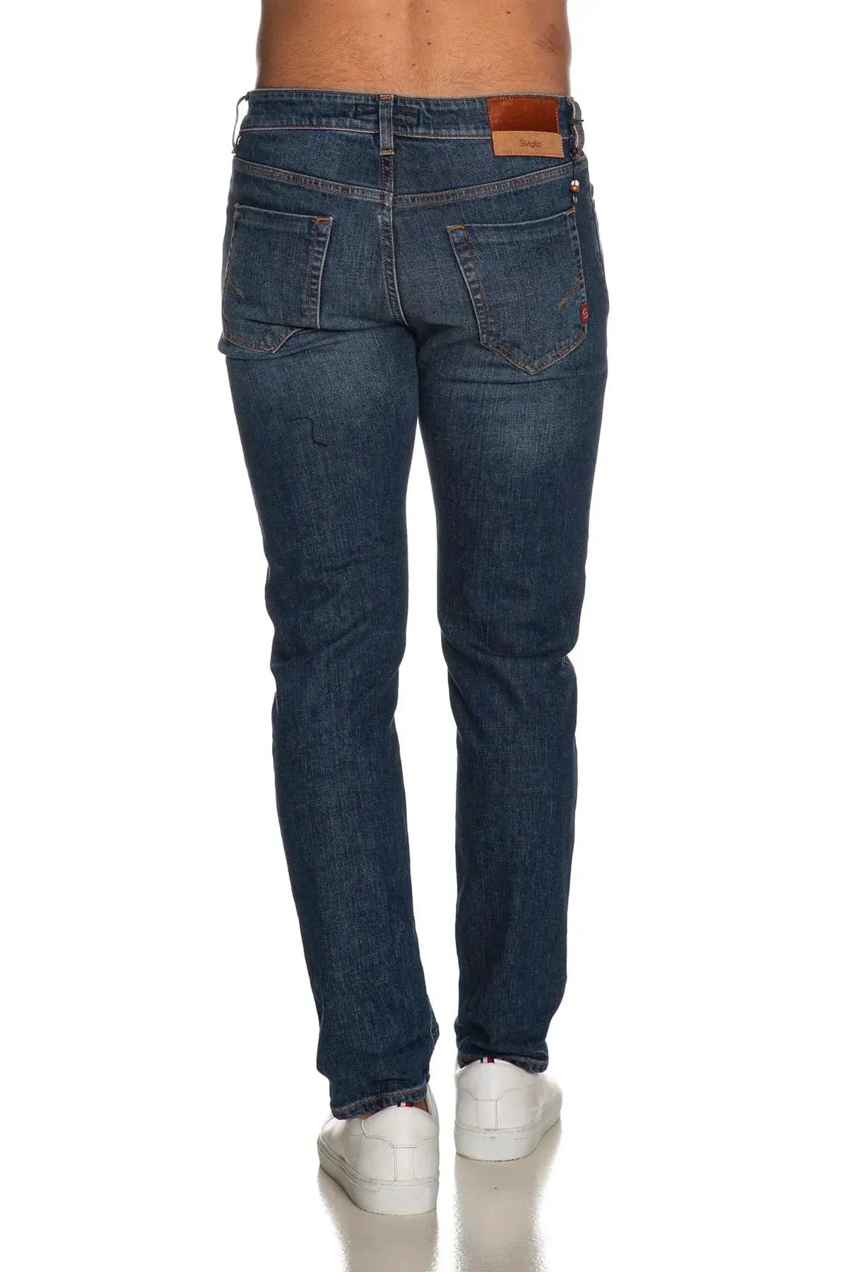 Jeans uomo denim blu a cinque tasche, vista posteriore, su sfondo bianco