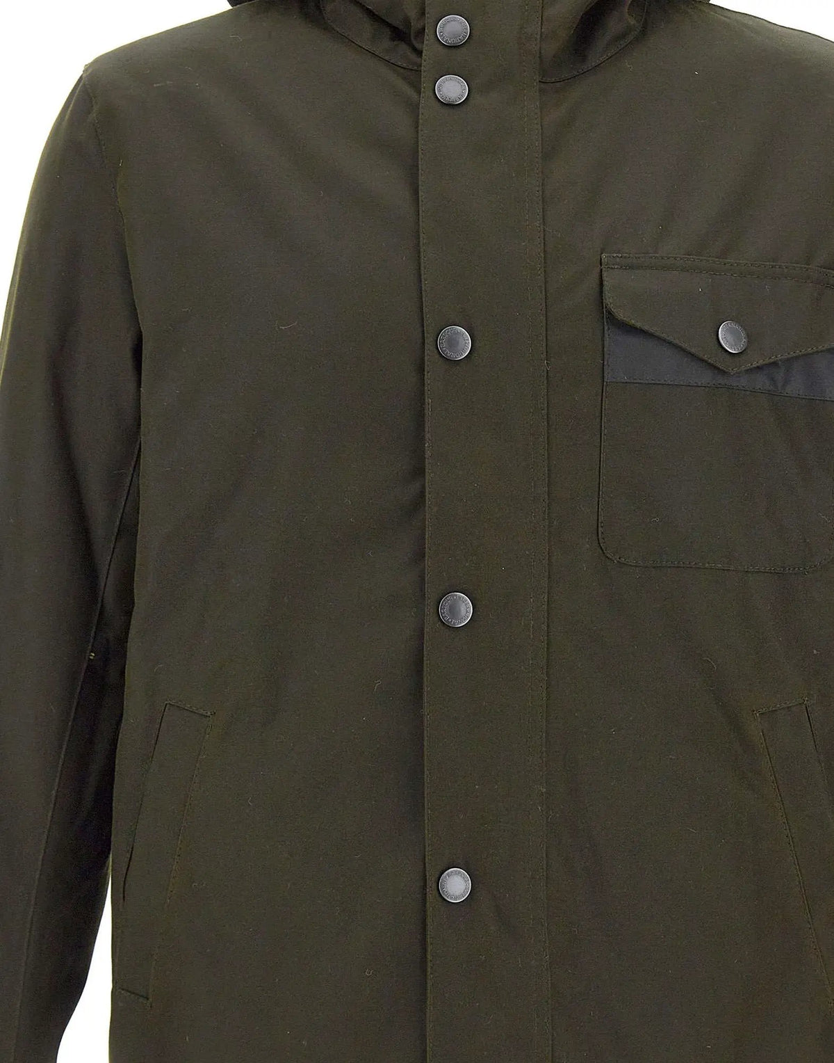 Dettaglio logo Barbour International su manica giacca cerata MWX1372