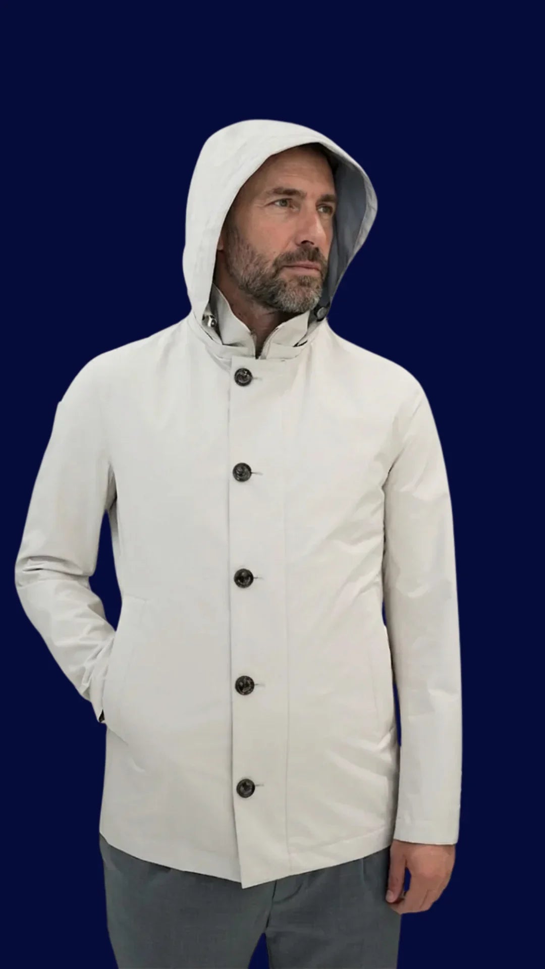 Giacca impermeabile uomo beige con cappuccio e bottoni, moda elegante uomo.