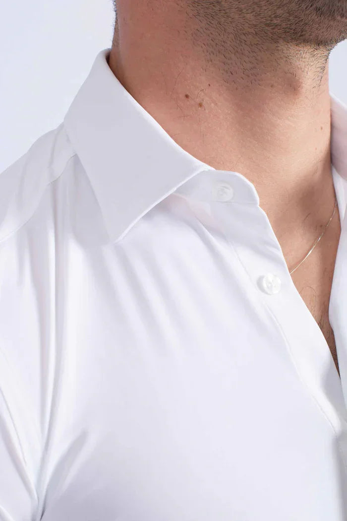 Camicia bianca uomo, collo classico, tessuto liscio, stile elegante