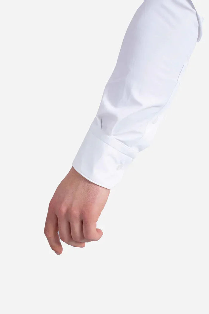 Manica di camicia bianca elegante da uomo, dettaglio polsino, sfondo neutro