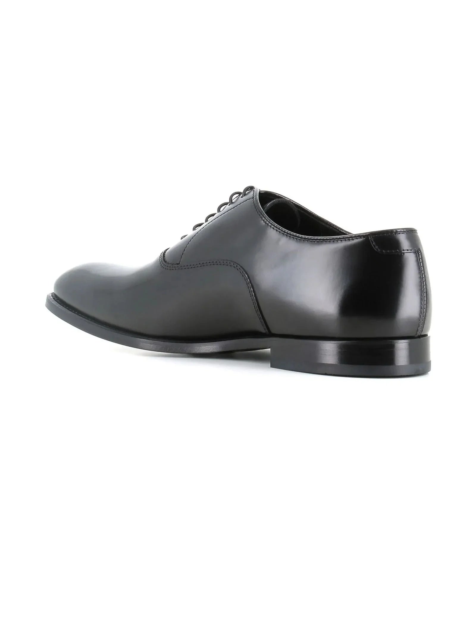 Scarpa elegante uomo in pelle nera liscia, stile classico con suola bassa.