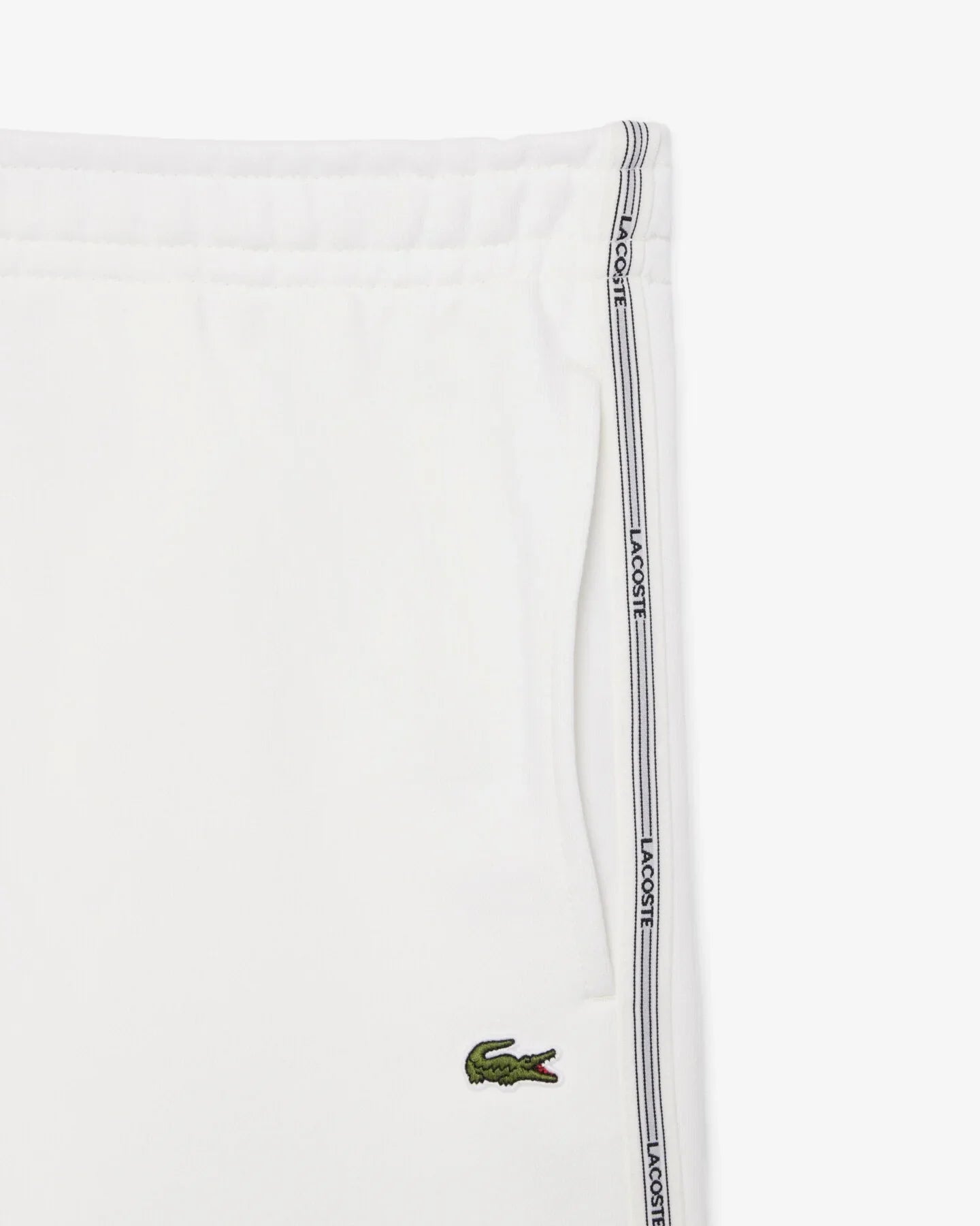 Pantalone bianco da uomo, dettaglio tasca con logo ricamato e banda laterale a righe.
