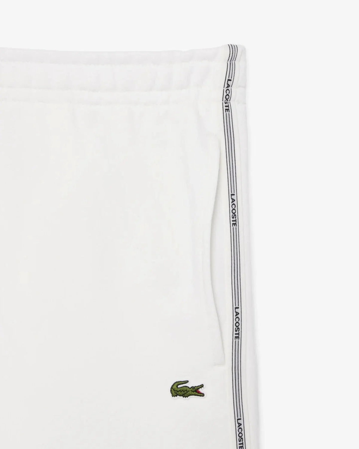 Pantalone bianco da uomo, dettaglio tasca con logo ricamato e banda laterale a righe.