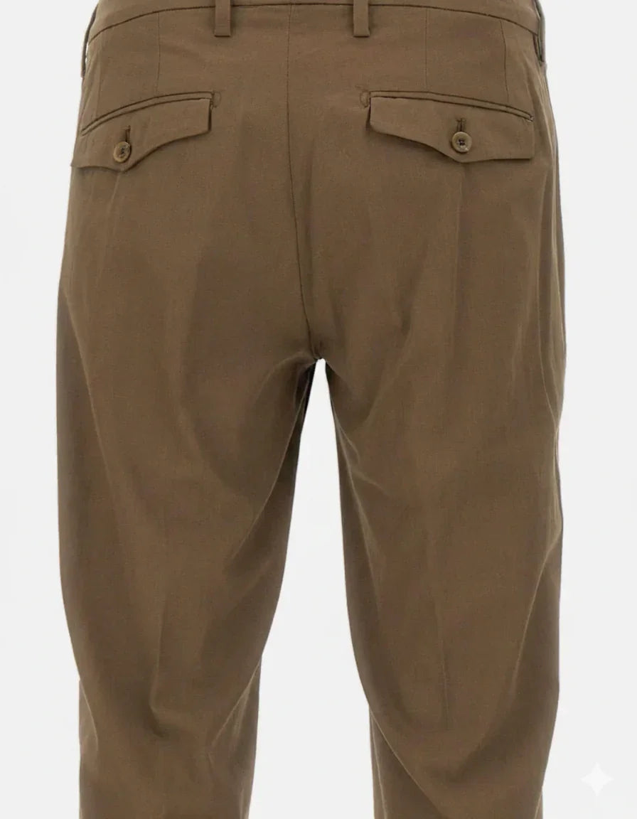 Pantaloni uomo beige eleganti con tasche posteriori a patta e bottoni