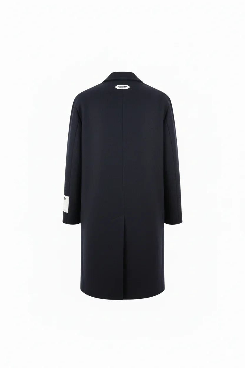 Cappotto uomo blu elegante visto da dietro, con etichetta sul colletto e dettaglio sulla manica.