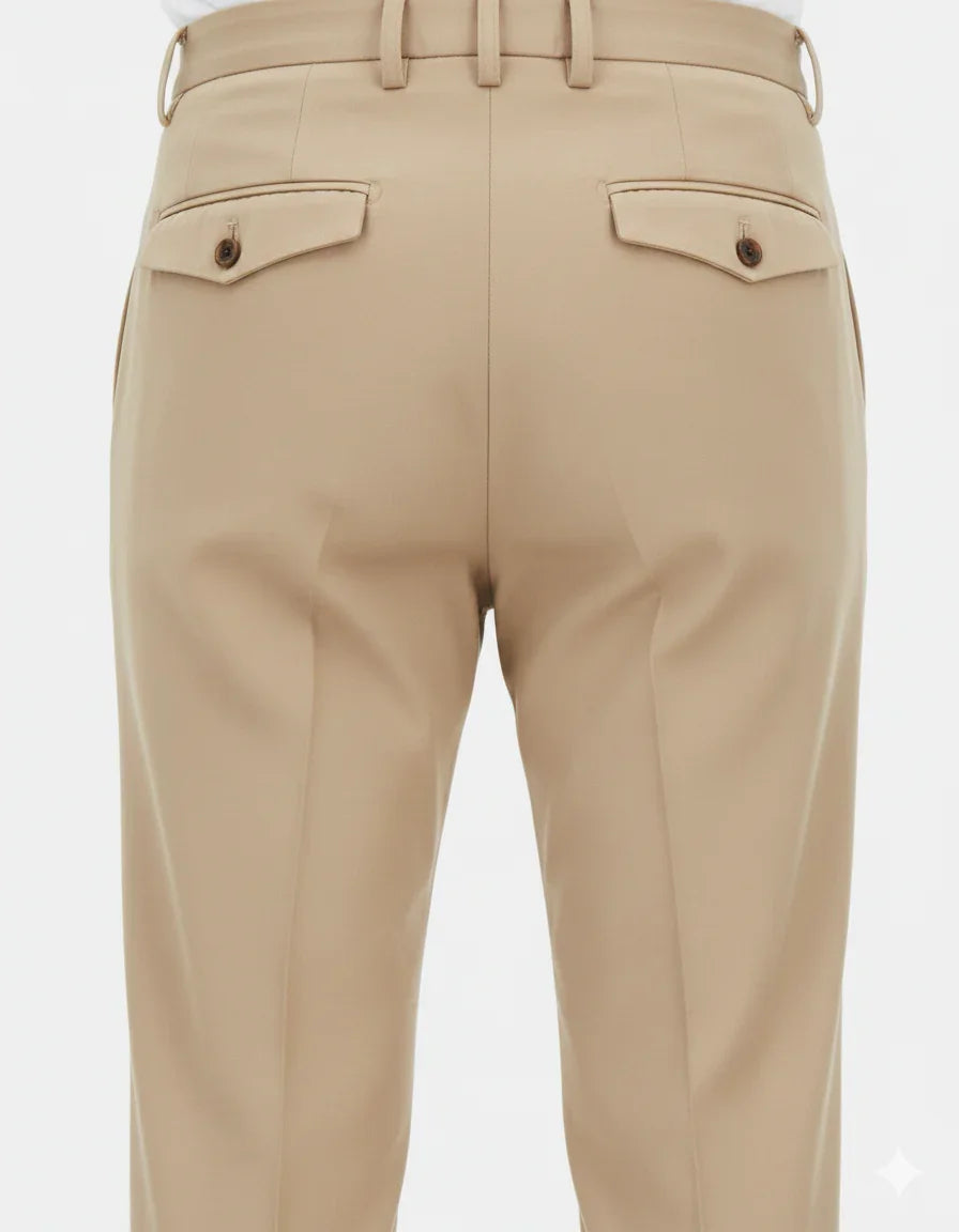 Pantaloni beige da uomo eleganti, vista posteriore con tasche a filetto e bottoni