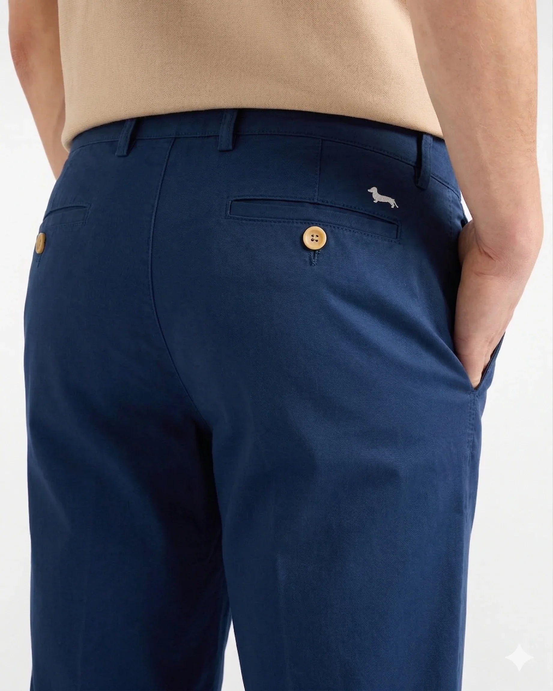 Pantaloni uomo blu con tasche posteriori e dettagli bottoni, logo ricamato su tessuto.