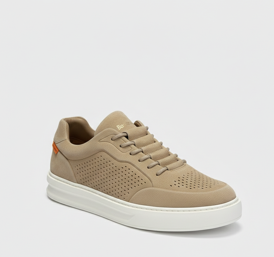Sneaker beige uomo in pelle traforata con suola bianca, stile casual elegante