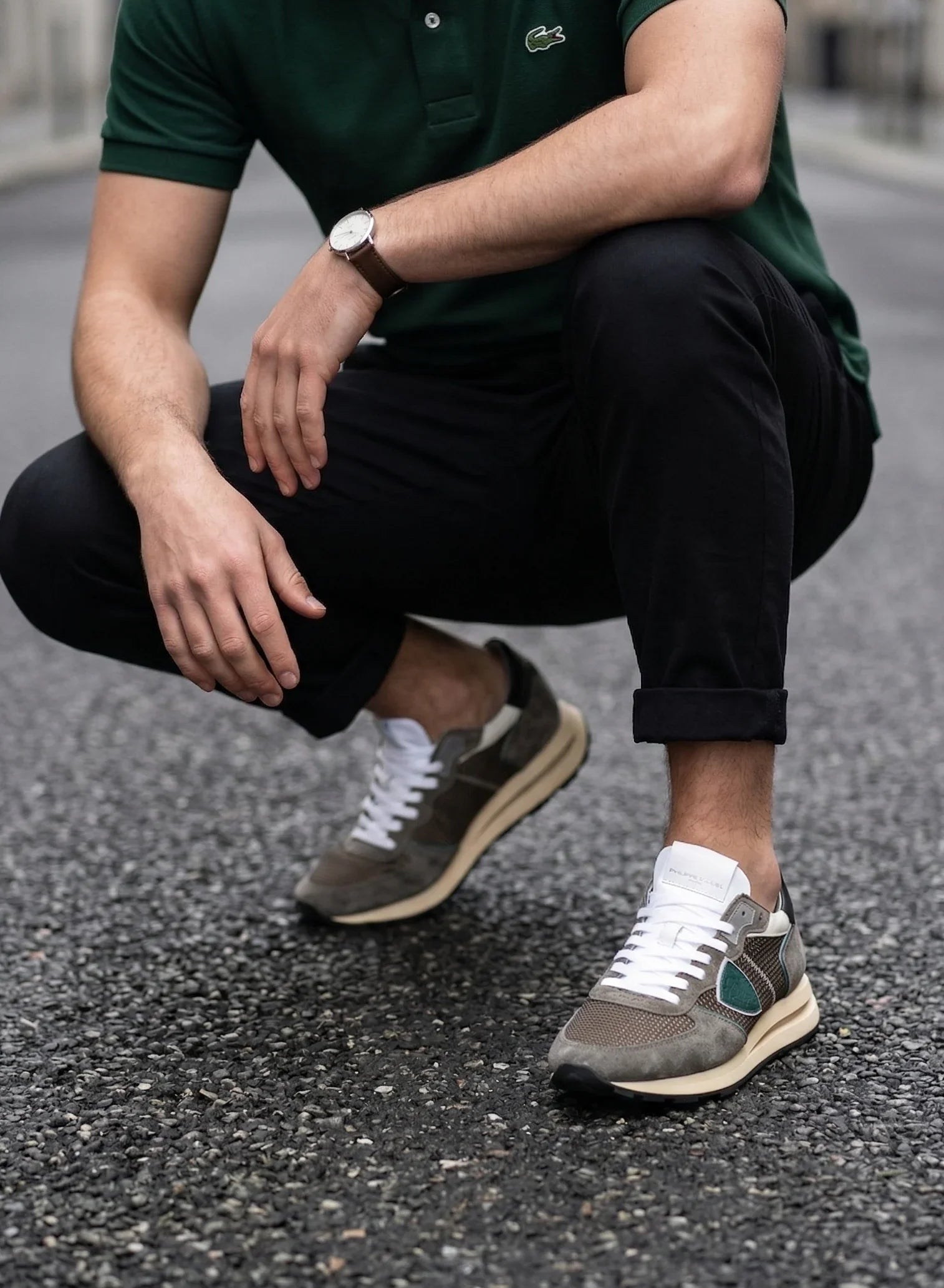 Sneakers uomo Philippe Model verde e grigio, pantaloni neri, polo verde, moda strada