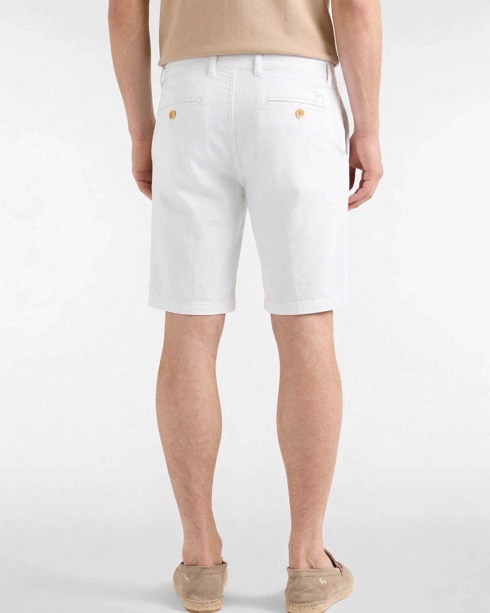 Bermuda uomo bianca elegante con tasche posteriori e bottoni, look estivo casual