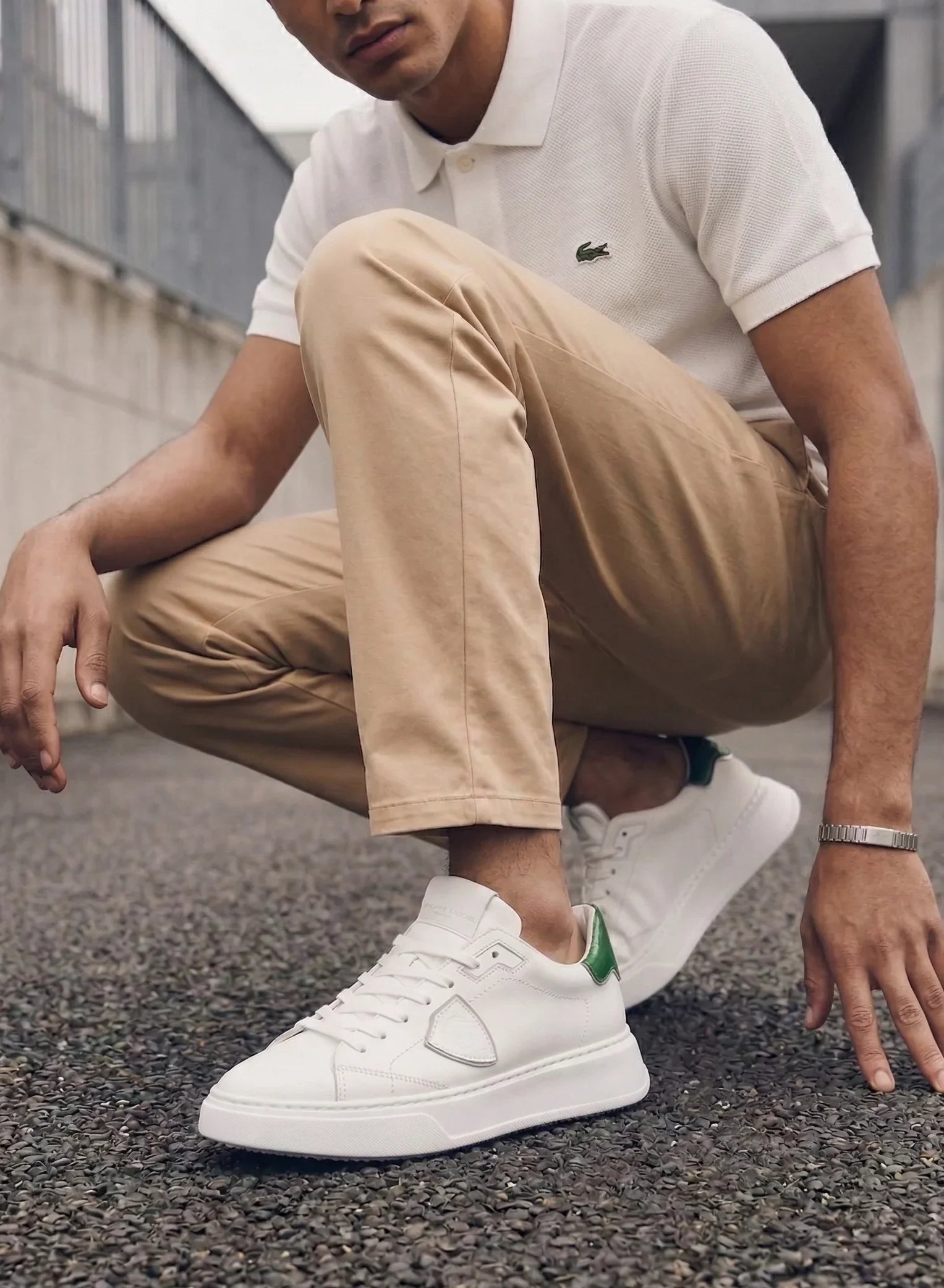 Uomo con polo bianca, pantaloni beige e sneakers bianche moda casual outdoor