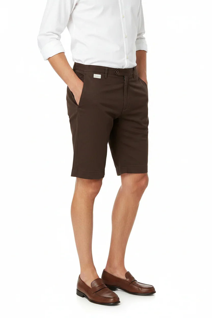 Bermuda uomo marroni eleganti, camicia bianca e mocassini, moda estiva uomo