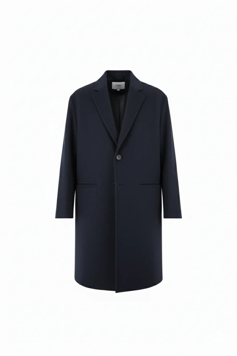 Cappotto uomo elegante blu scuro, monopetto, con tasche, su sfondo bianco