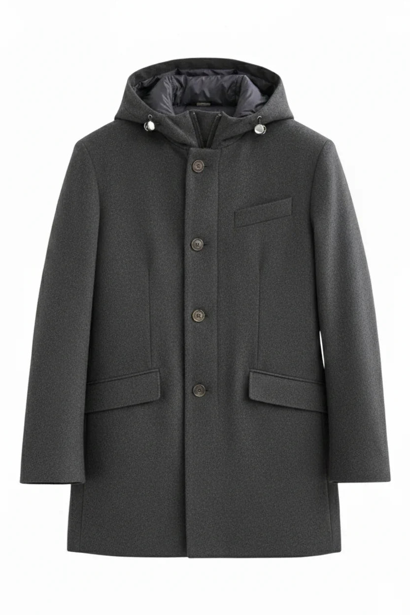 Cappotto uomo grigio con cappuccio, bottoni frontali e tasche, stile elegante.