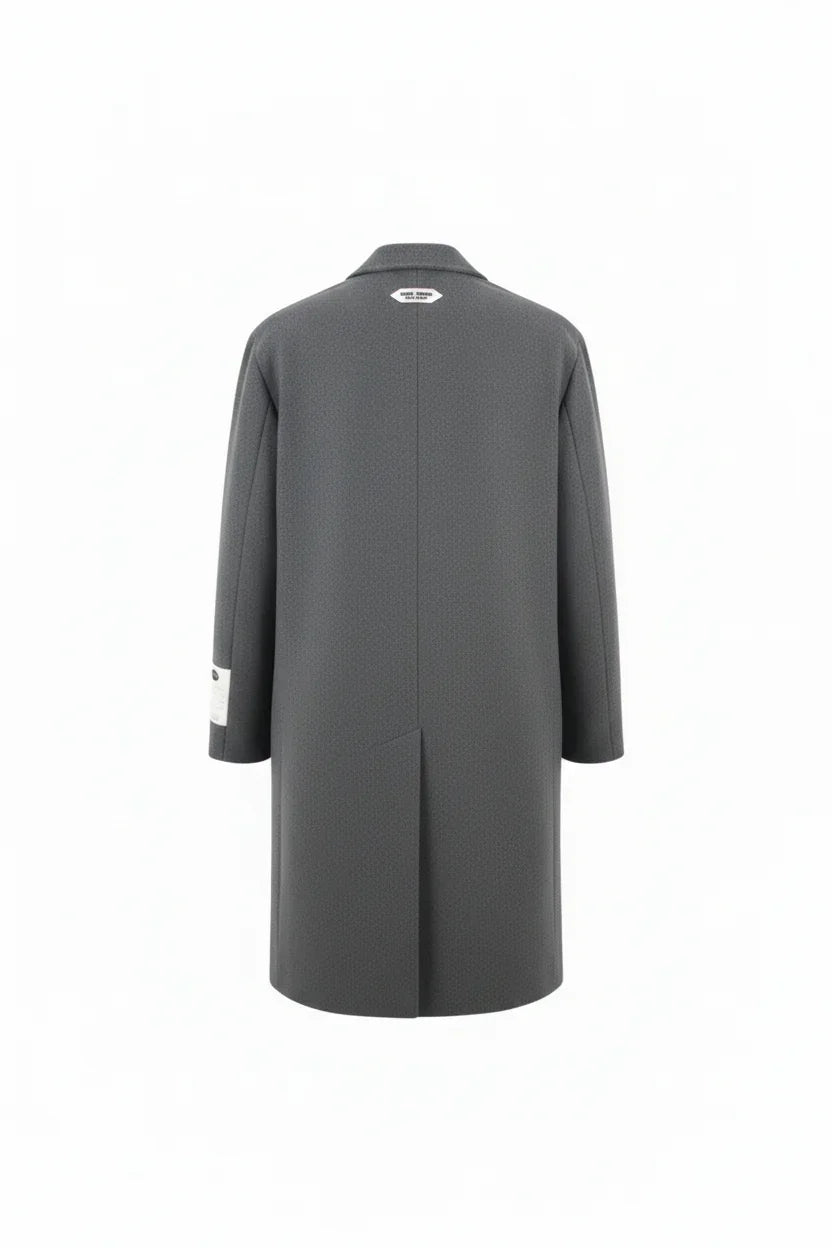 Cappotto uomo grigio elegante, tessuto microfantasia, visto da dietro su sfondo bianco.