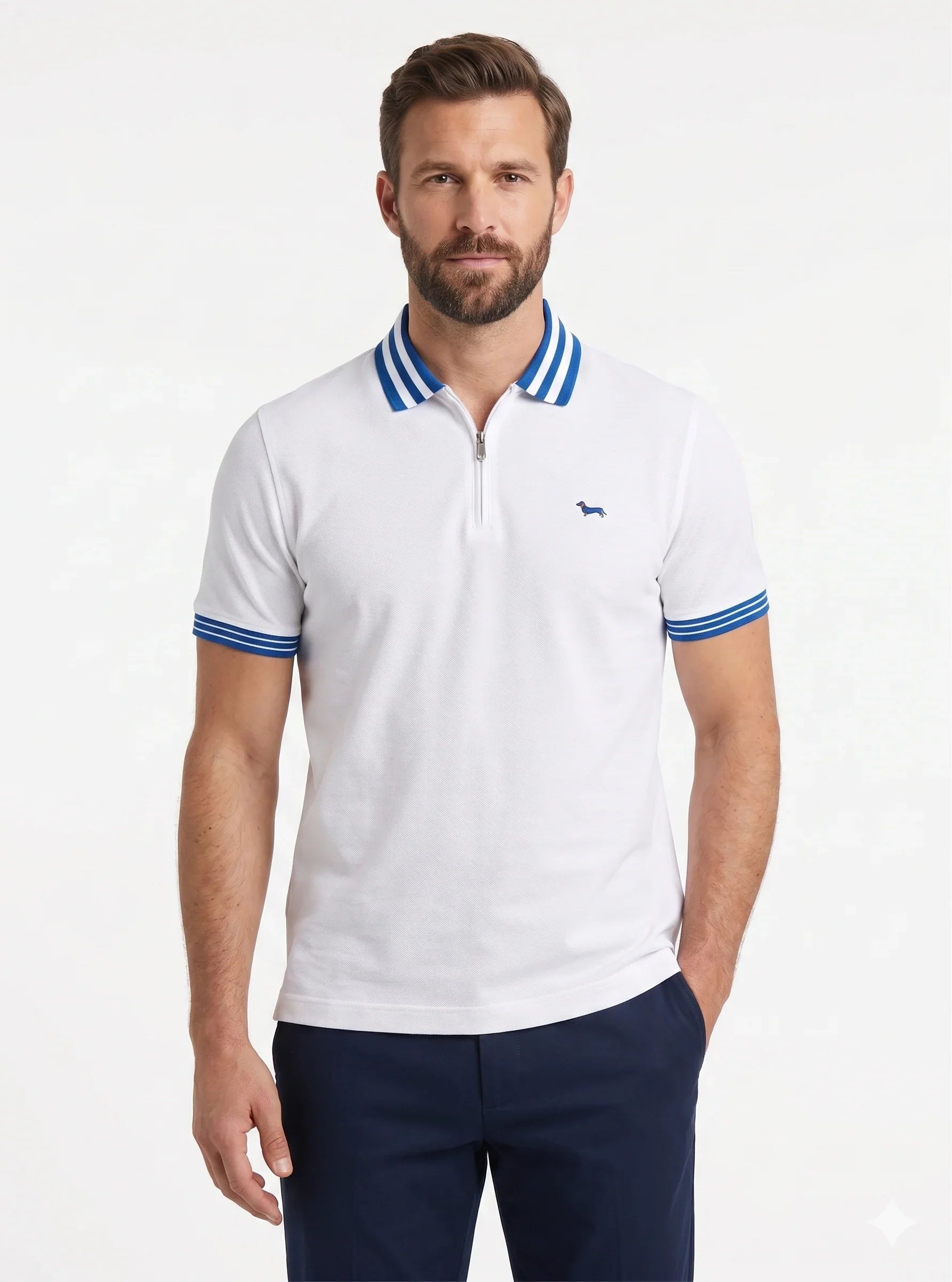 Polo bianca uomo manica corta con dettagli blu, logo ricamato, look moda casual elegante.
