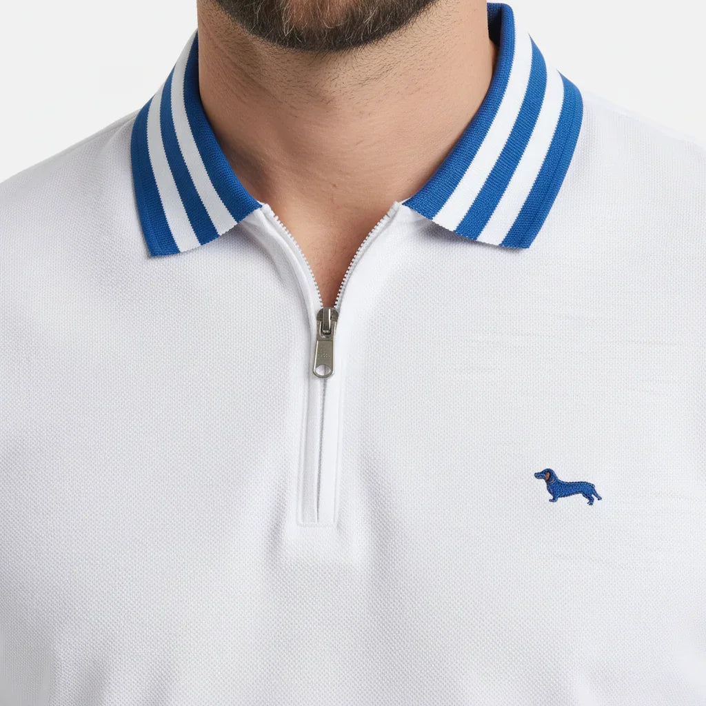 Polo uomo bianca con zip, colletto a righe blu e logo ricamato cane sul petto