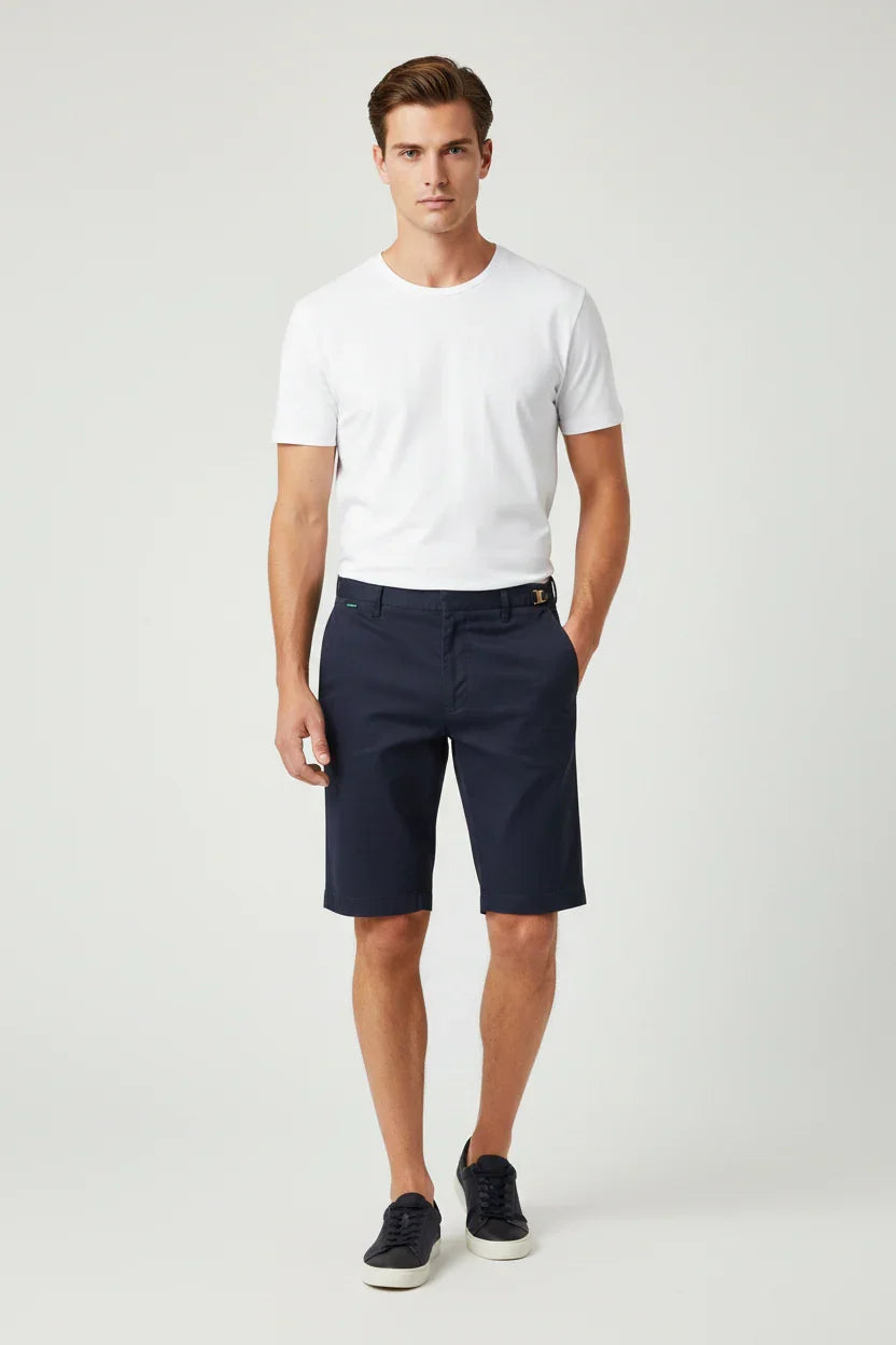 Uomo con maglietta bianca, bermuda blu navy e sneakers, abbigliamento casual estivo
