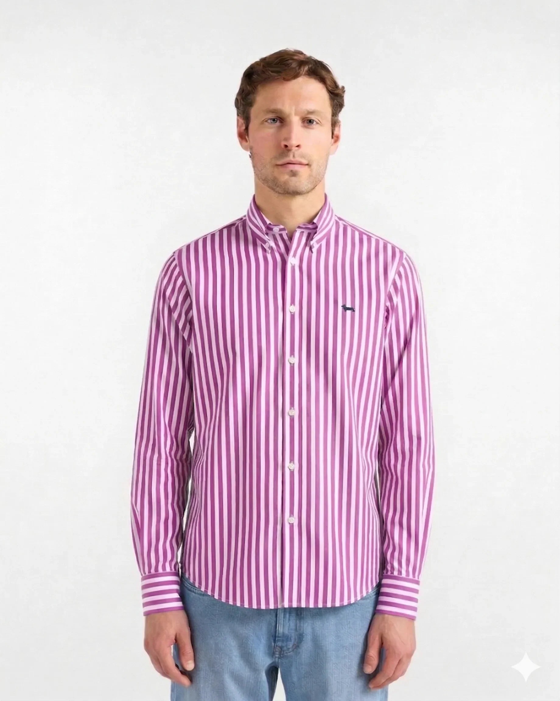 Camicia uomo a righe verticali fucsia e bianche, maniche lunghe, look casual elegante.