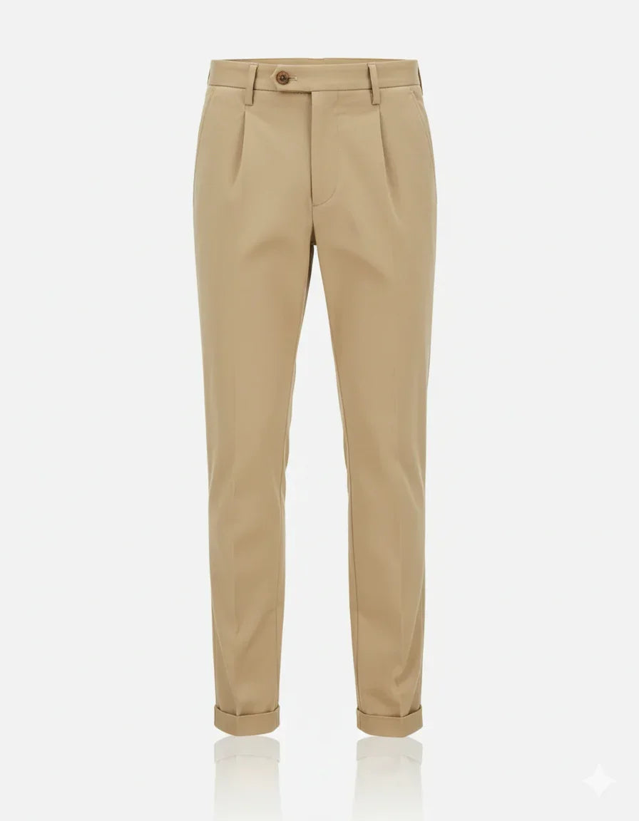 Pantaloni uomo beige eleganti con risvolto, a vita media, su sfondo bianco