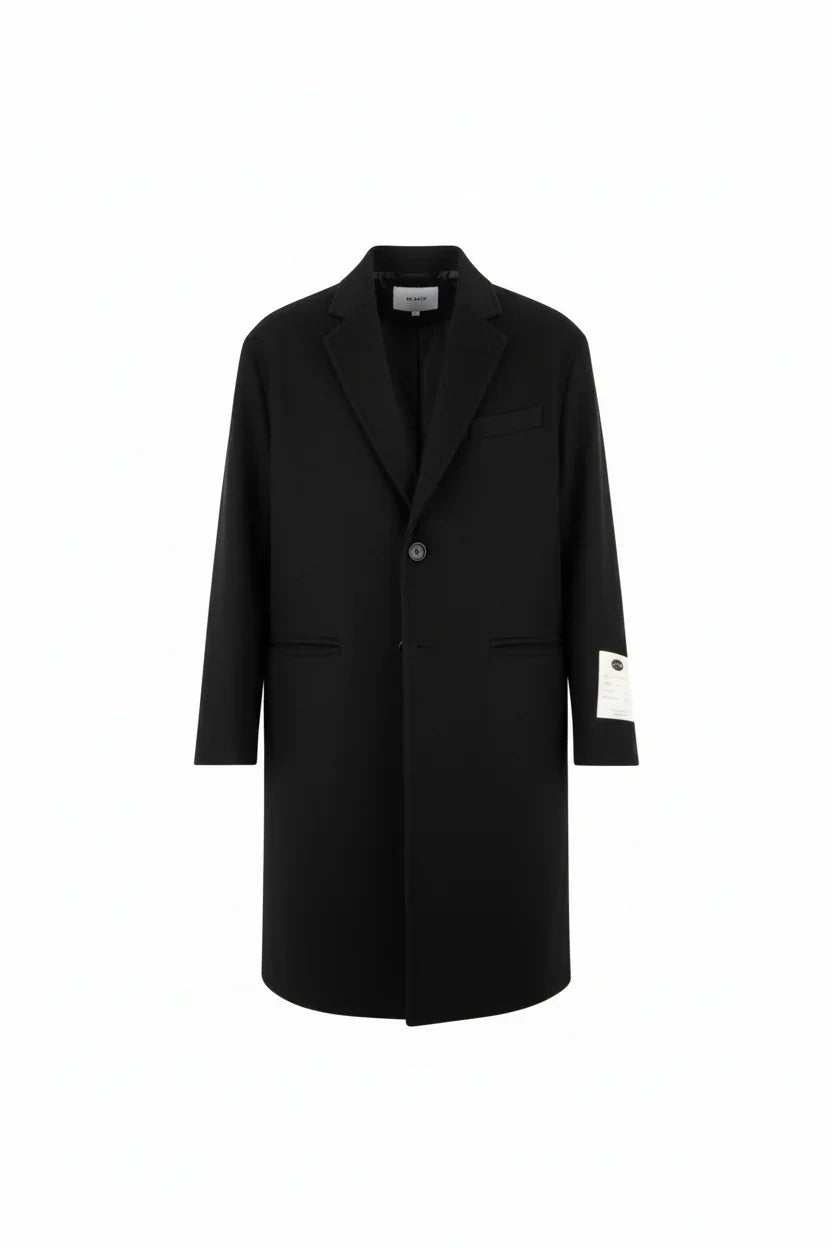Cappotto nero uomo elegante a monopetto con tasche e dettaglio etichetta sulla manica