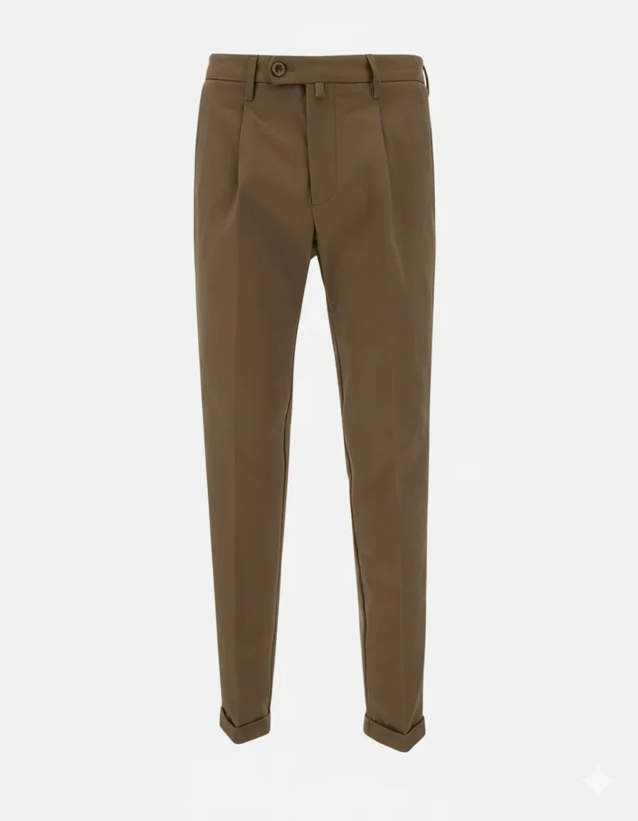 Pantaloni uomo eleganti marroni con tasche laterali e risvolto, moda Made in Italy