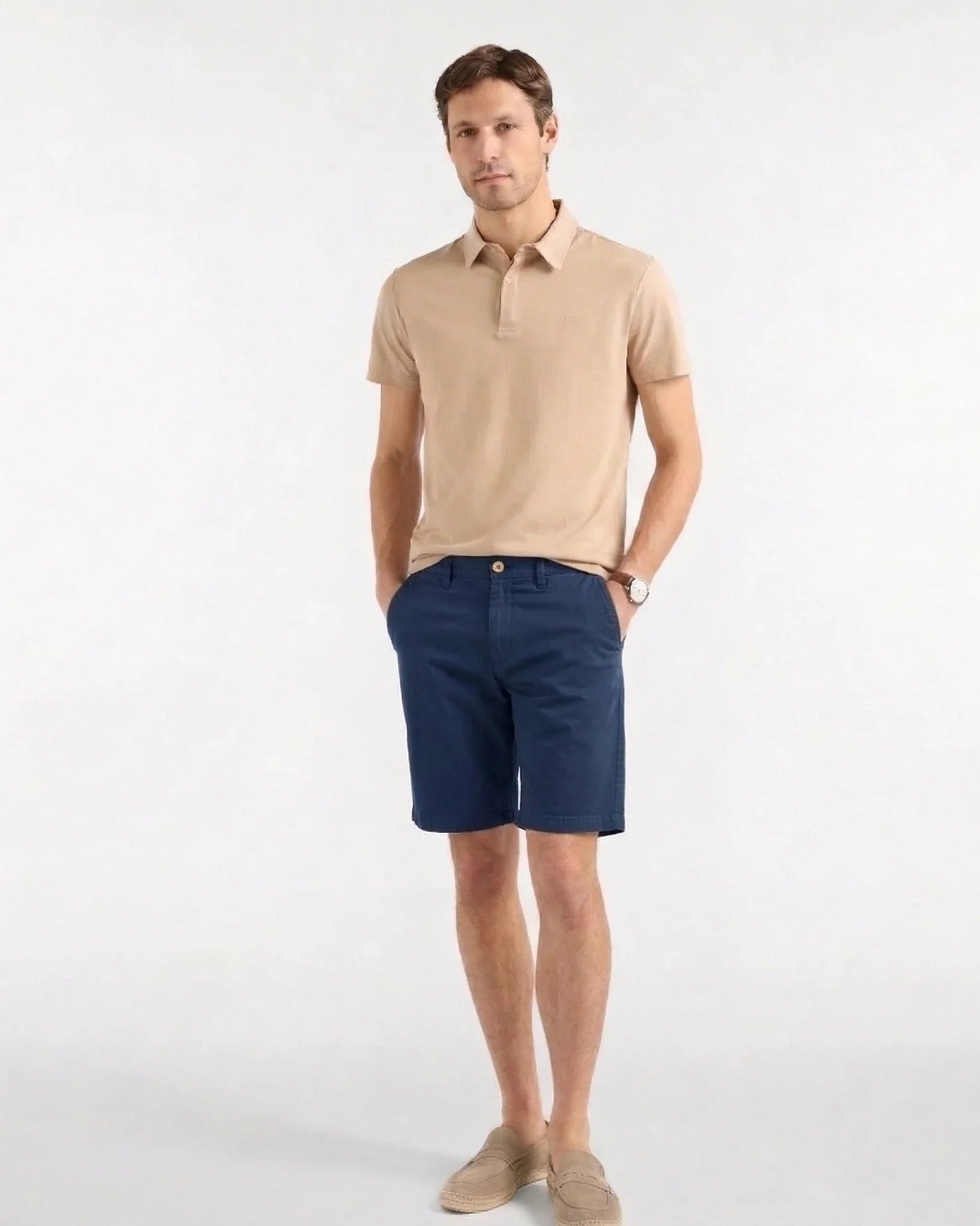 Uomo con polo beige, bermuda blu e mocassini beige, moda uomo primavera estate casual elegante