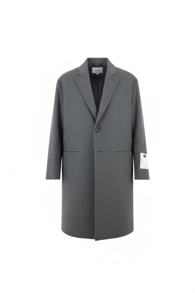 Cappotto uomo grigio elegante con revers classico e dettaglio etichetta sulla manica