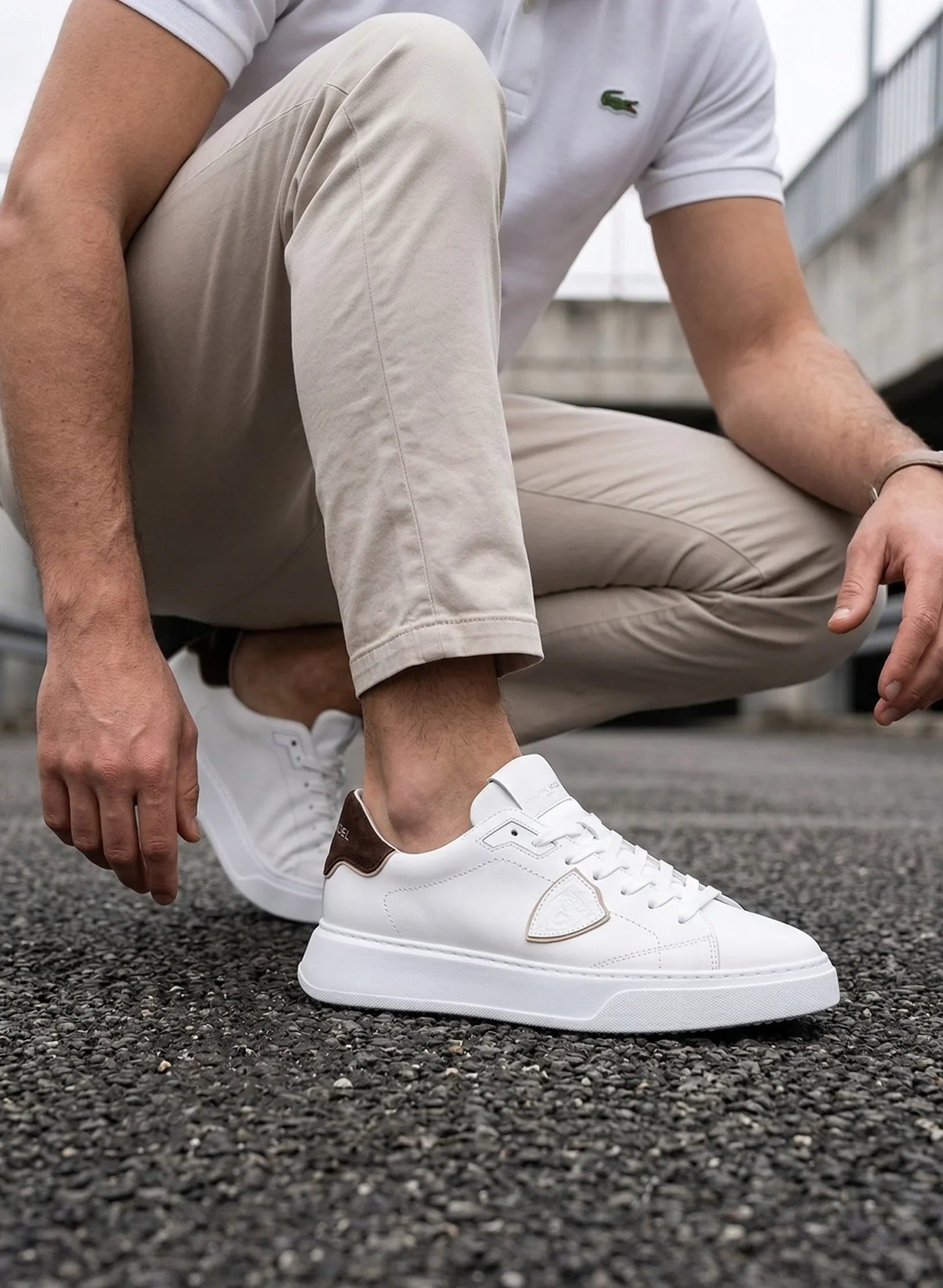 Scarpe da uomo bianche in pelle con dettagli marroni, look casual elegante, moda uomo.