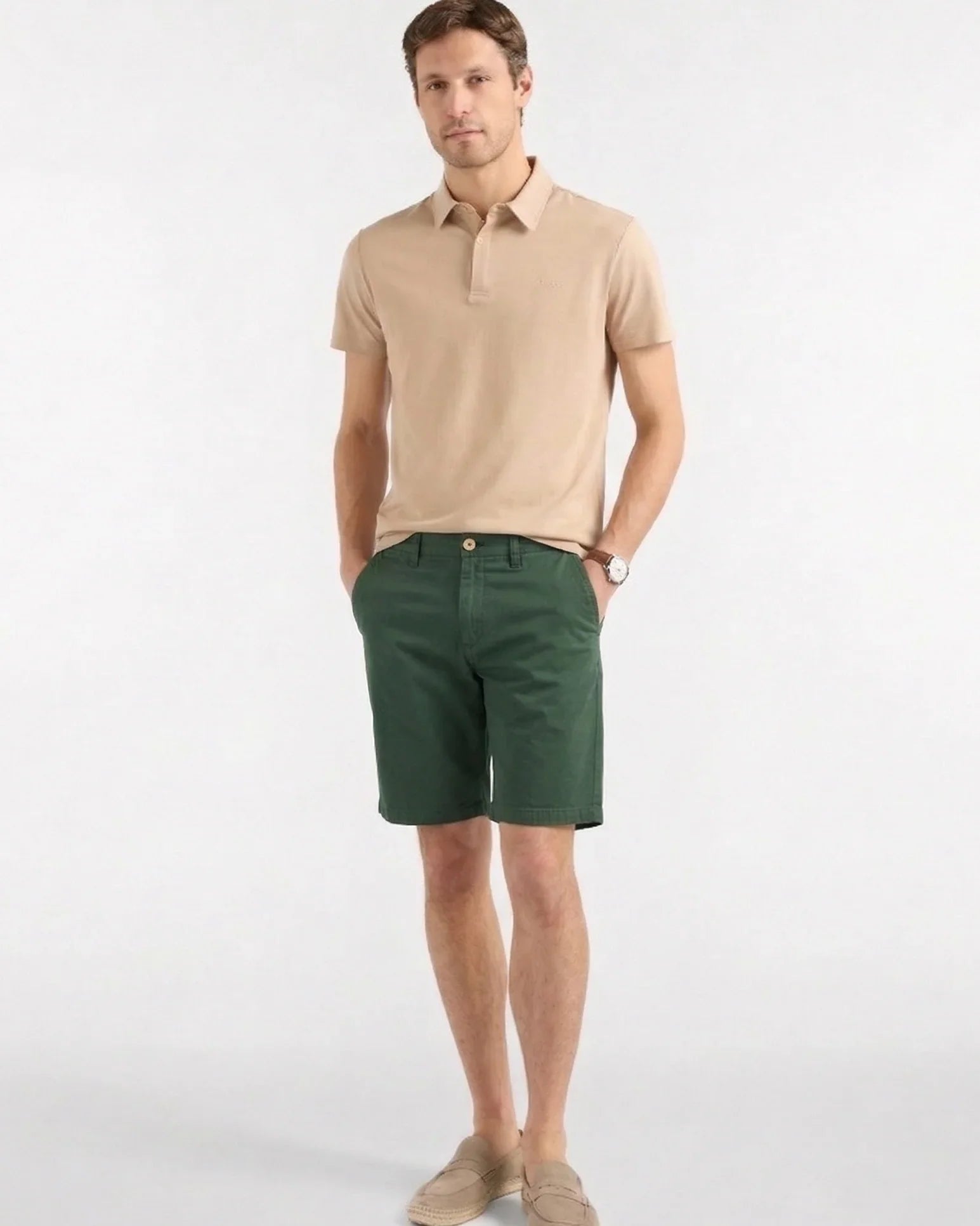 uomo con polo beige, bermuda verde e mocassini beige, abbigliamento estivo casual elegante