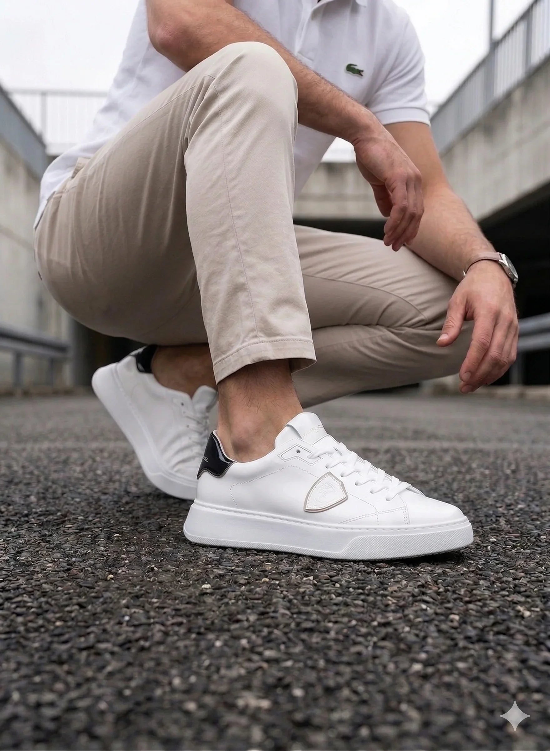Sneakers bianche uomo, pantaloni beige, stile casual, moda streetwear, su sfondo urbano