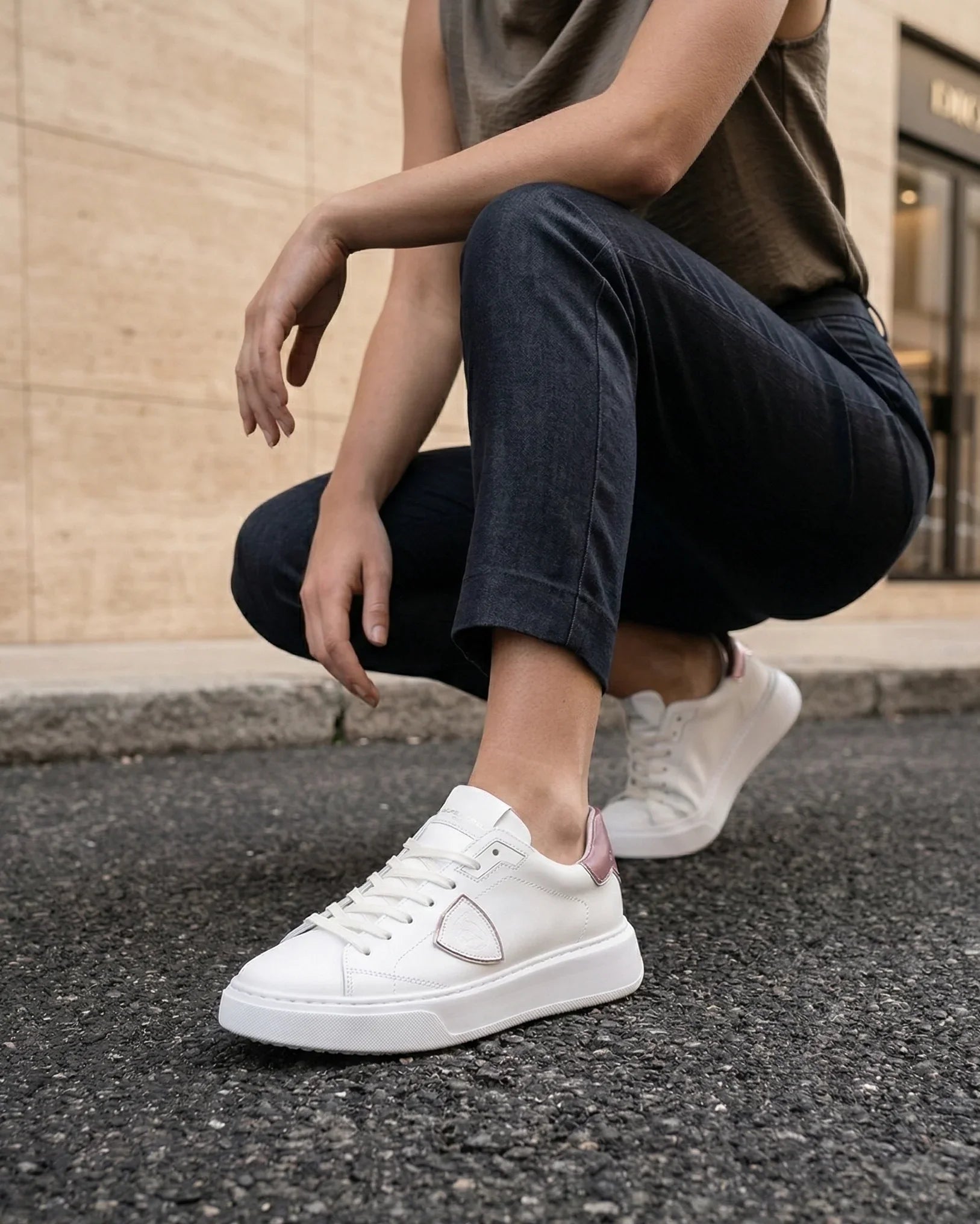 Sneakers donna bianche con dettagli rosa, outfit casual moda urbana, foto street style