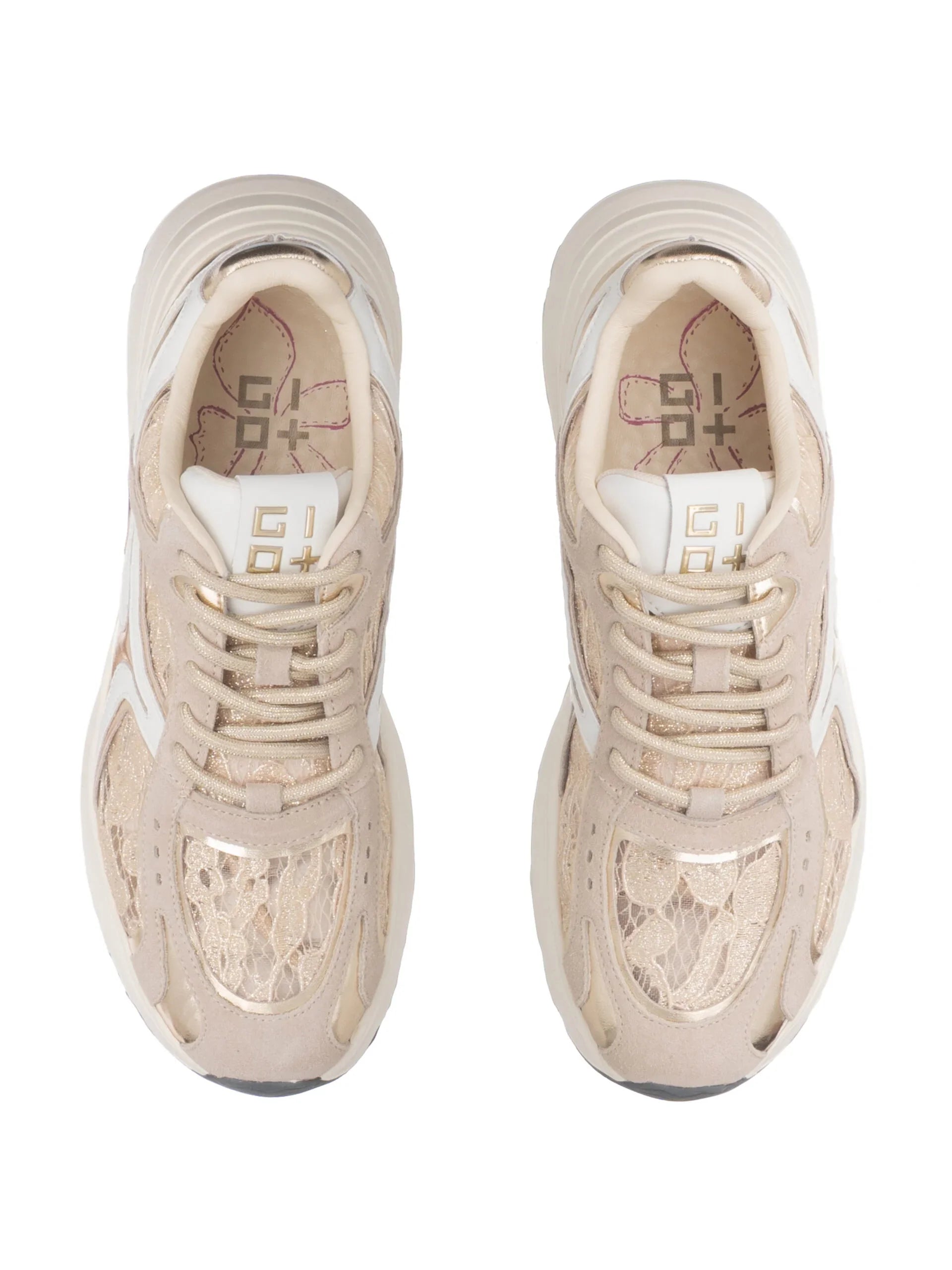 Sneakers beige da donna con inserti in pizzo e suola chunky, vista dall'alto