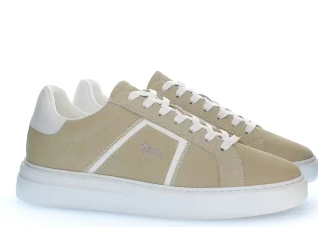 Sneakers beige da uomo in pelle con dettagli bianchi e suola alta, stile casual elegante