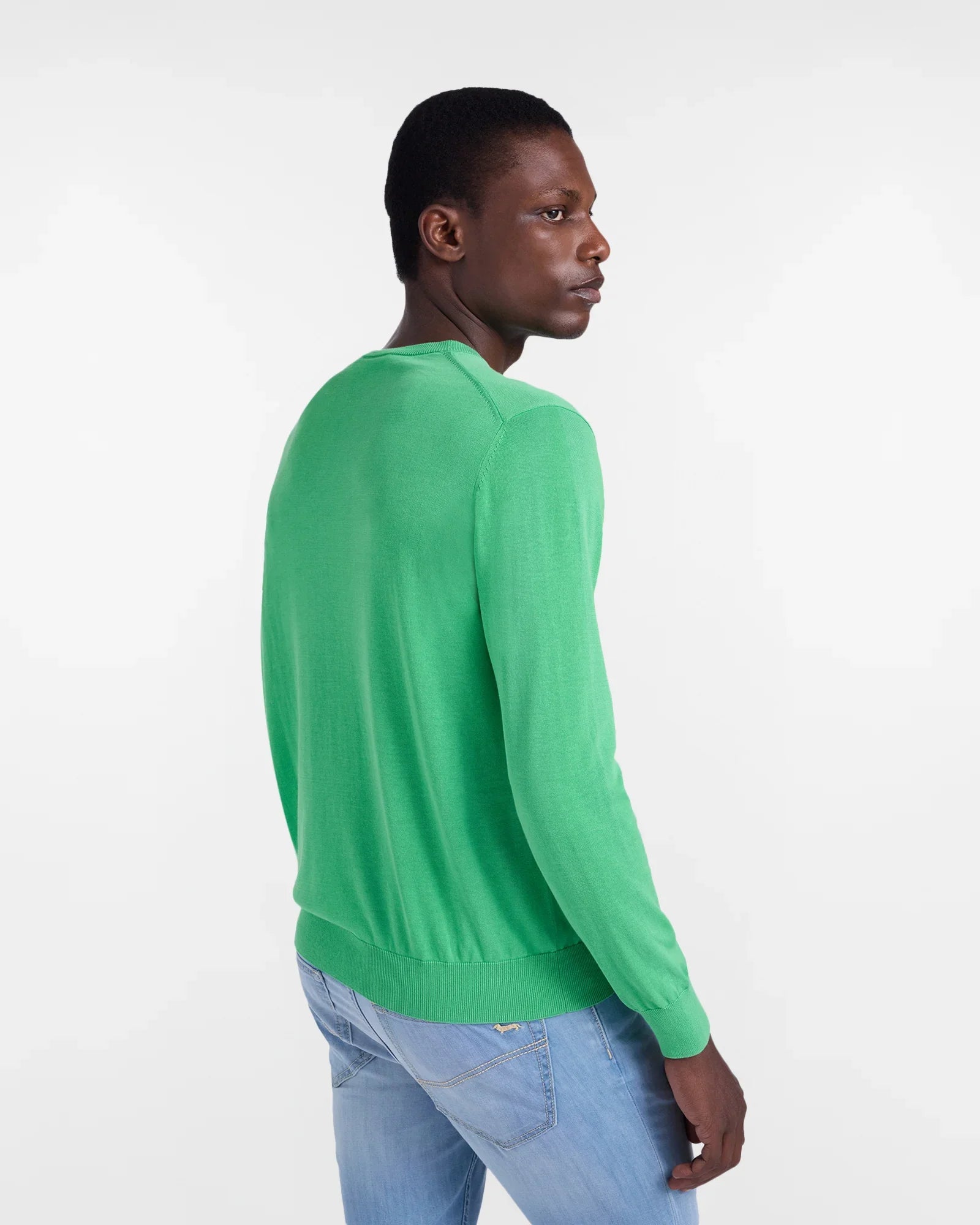 Maglione verde uomo, maniche lunghe, abbinato a jeans chiari, moda casual elegante.