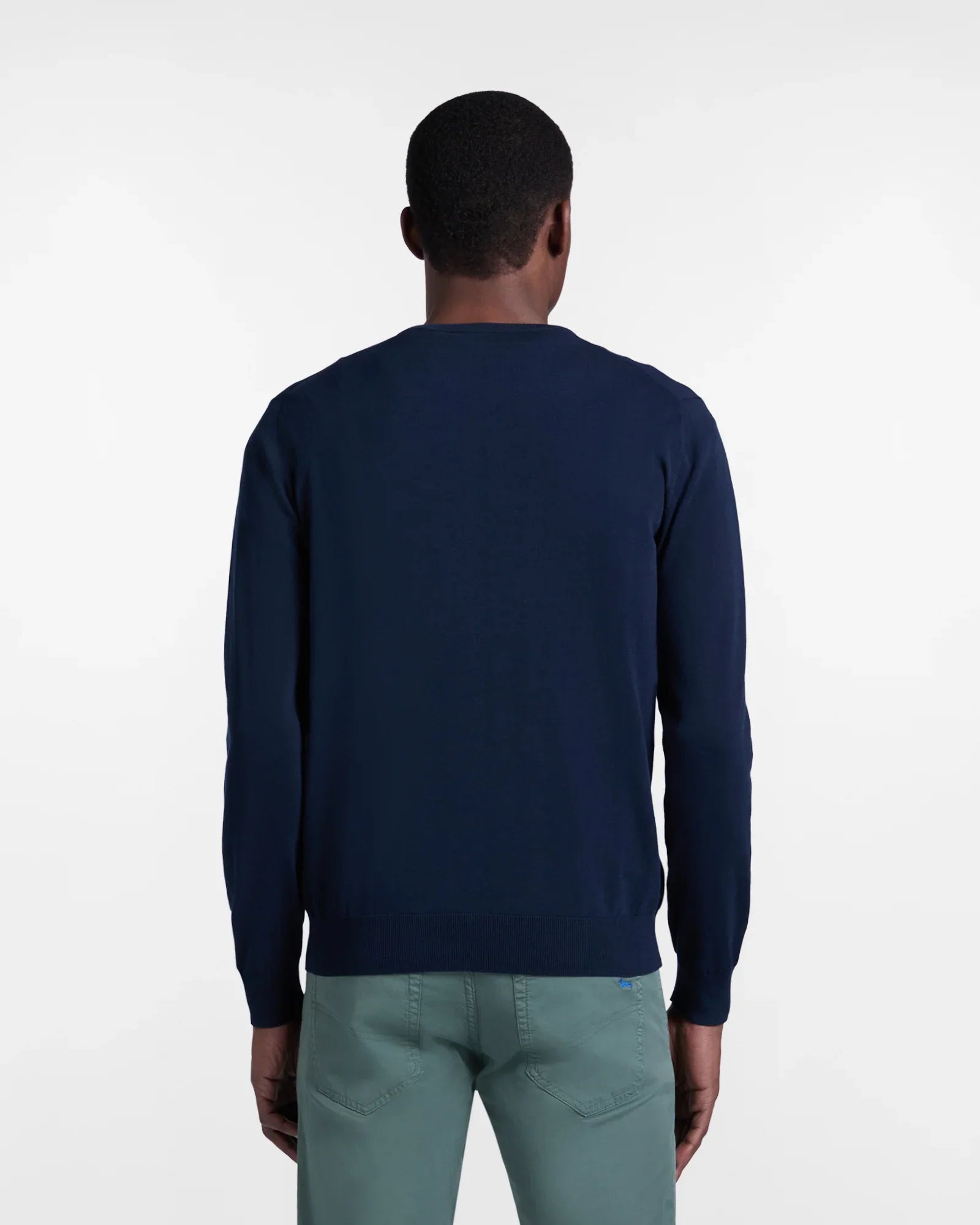 Maglione uomo blu navy maniche lunghe, pantaloni verdi, look casual elegante