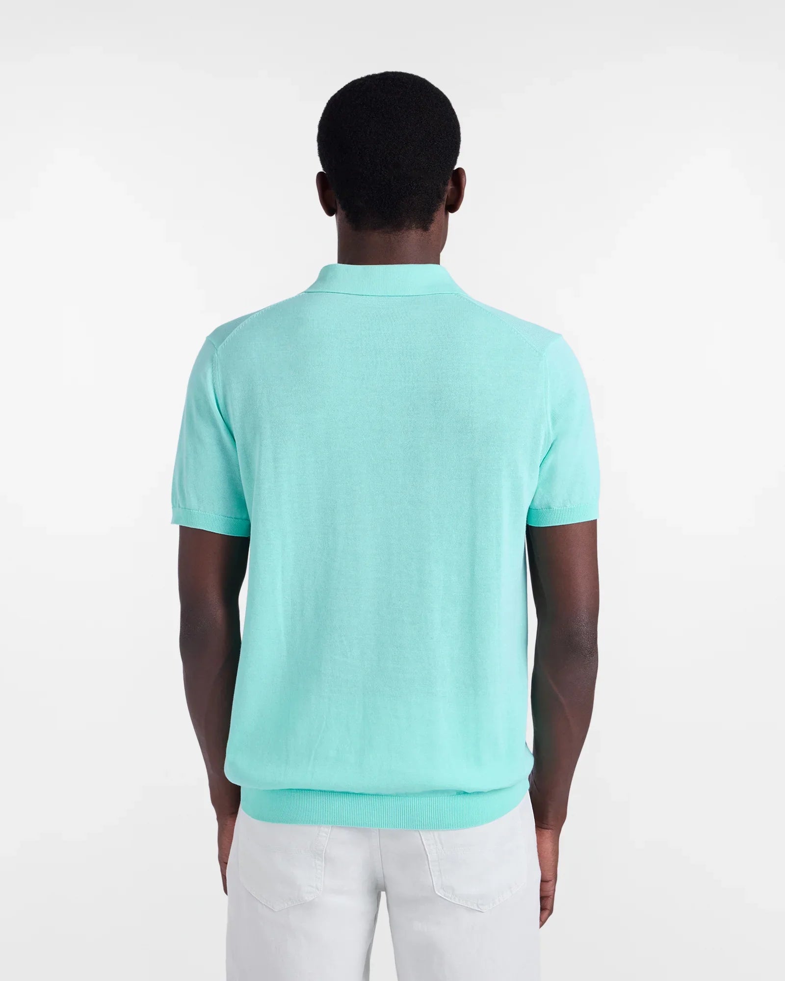 Maglietta polo uomo azzurro chiaro, maniche corte, vista posteriore, pantaloni bianchi