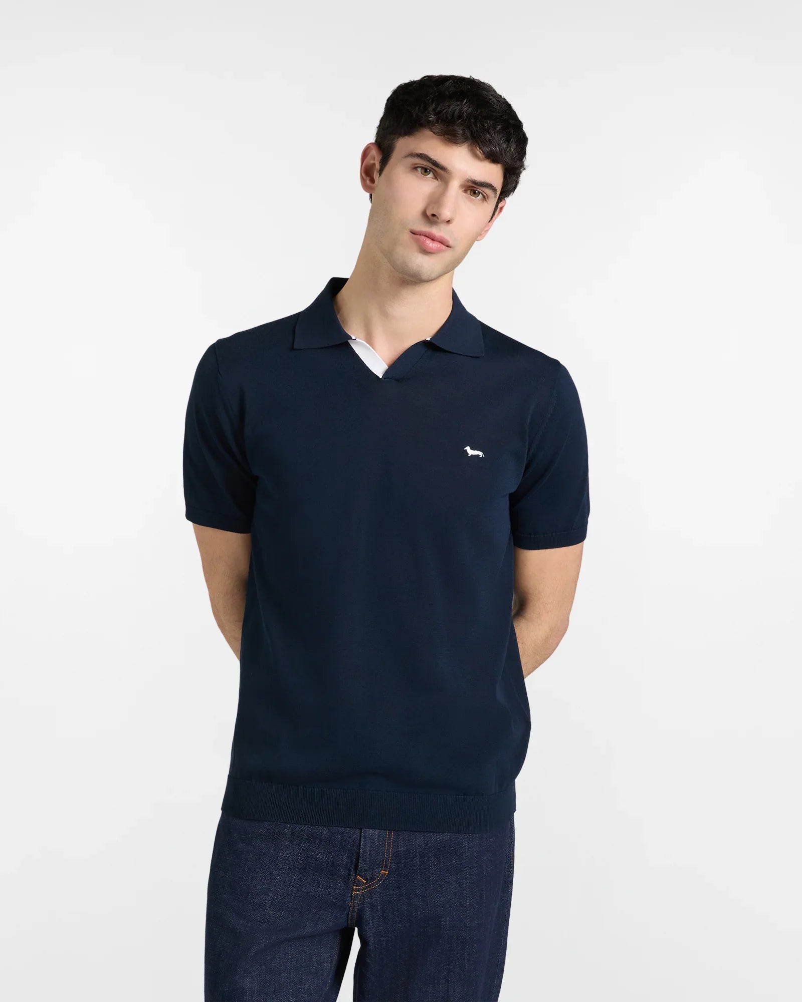 Modello uomo indossa polo blu navy a maniche corte con logo ricamato, abbigliamento elegante casual.