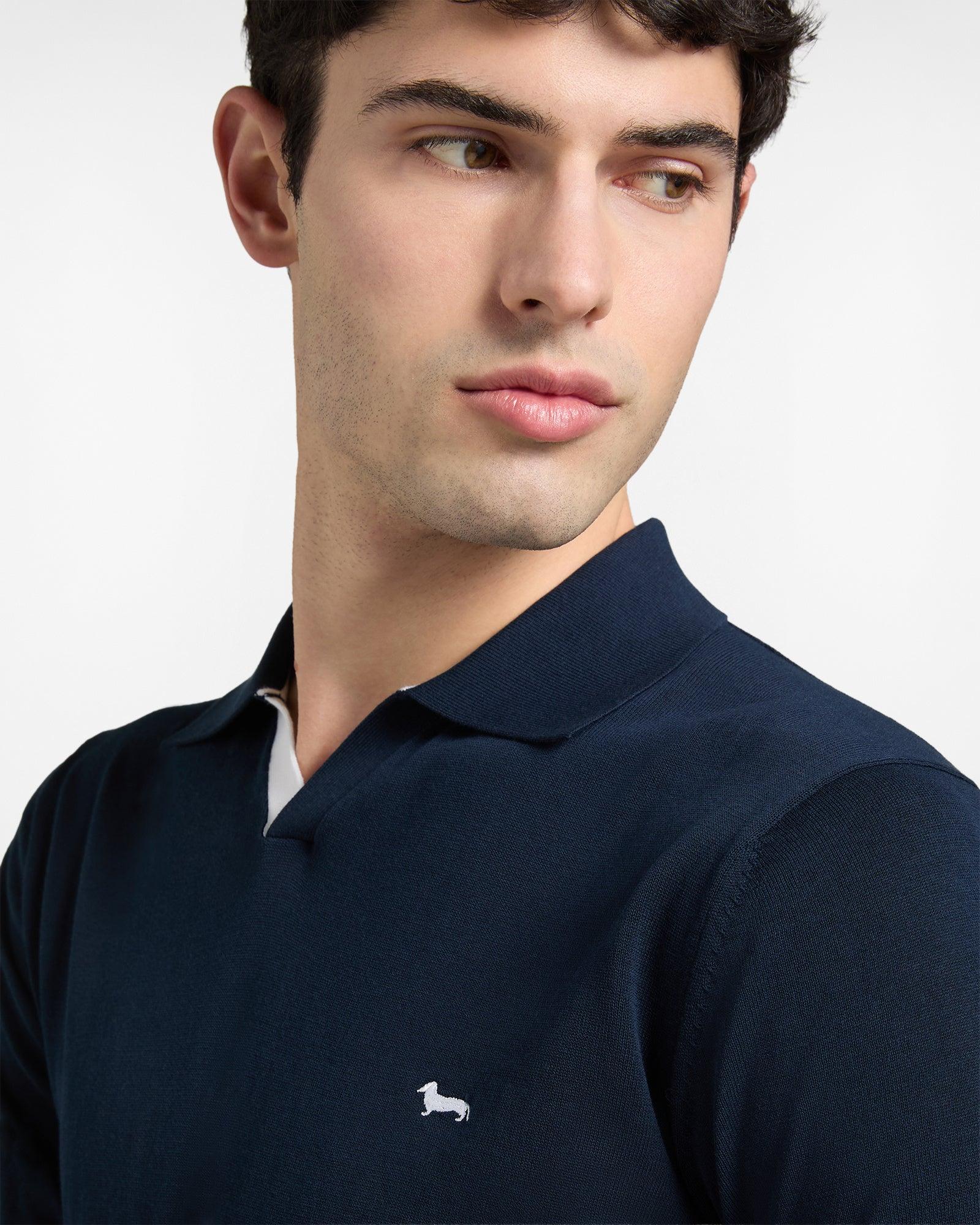 Uomo con polo blu scuro elegante in cotone, logo ricamato sul petto, moda uomo
