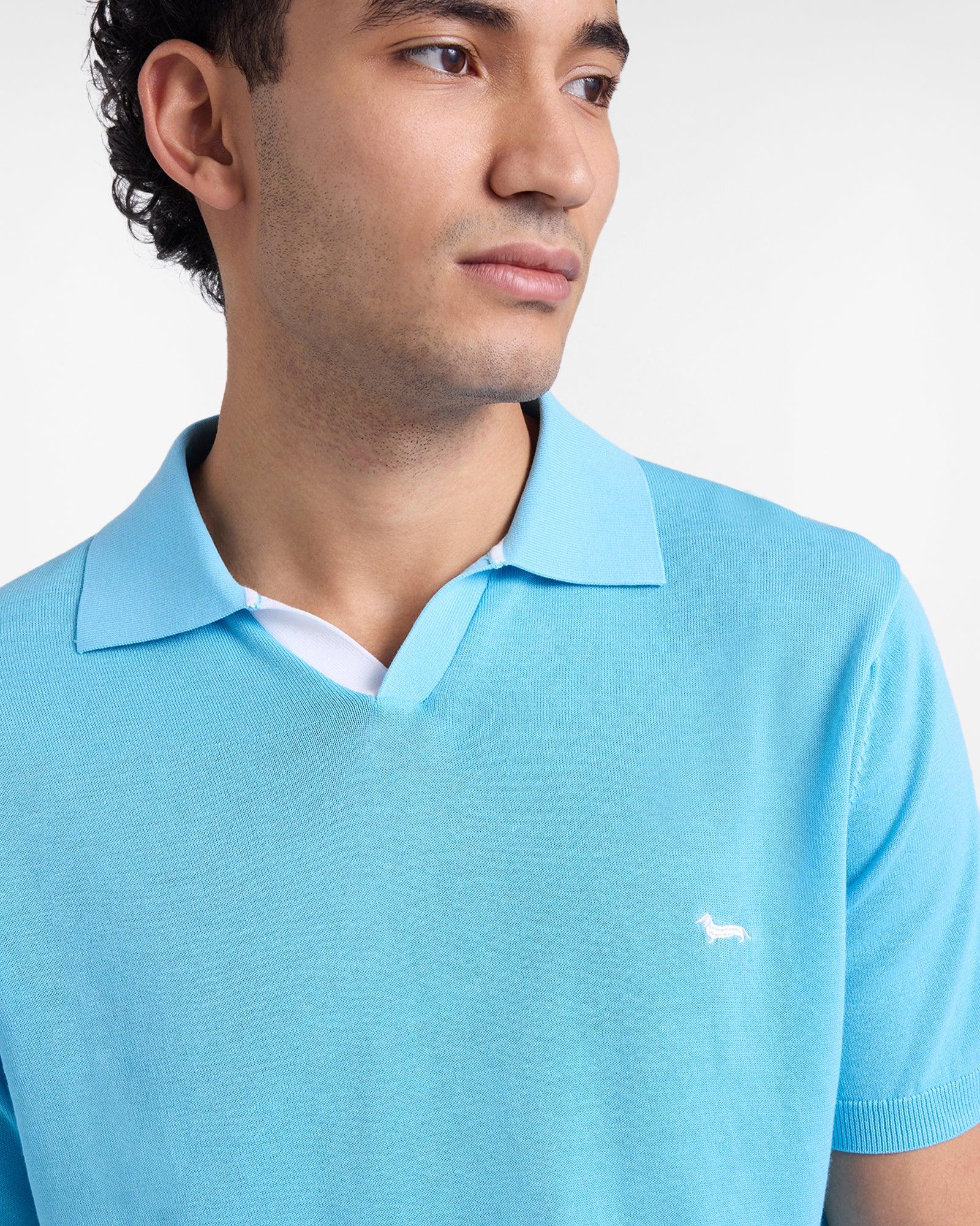Maglia uomo azzurra a maniche corte con colletto e logo cane bianco, moda casual elegante
