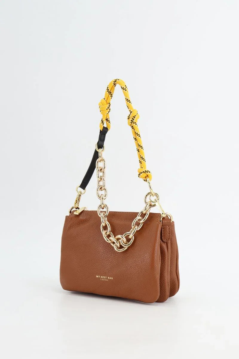 Borsa donna marrone a tracolla con catena dorata e manico in corda gialla, stile elegante.
